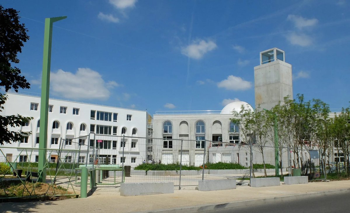 LBleuBlancRouge's tweet photo. 🚨 Le Préfet de Seine-Saint-Denis a ordonné la fermeture de la mosquée Attaqwa d’Aulnay-sous-Bois dite « Chanteloup » pour 6 mois après des prêches islamistes radicales violentes et des appels au djihad de la part des imams : 

« Le lundi 27 juillet 2026, le préfet de la Seine-Saint-Denis a pris un arrêté préfectoral portant fermeture de la mosquée « de Chanteloup », à Aulnay-sous-Bois, pour une durée de six mois.
Cet arrêté de fermeture a été pris sur le fondement de l’article L. 227-1 du code de la sécurité intérieure, en raison des propos, idées ou théories diffusées dans cette mosquée et sur les réseaux sociaux des imams, lesquels provoquent à la violence, à la haine ou à la discrimination, font l’apologie d’actes de terrorisme et provoquent à leur commission. En effet, à travers les prêches des imams réguliers de la mosquée et leur diffusion sur les réseaux sociaux mais aussi à travers le discours des intervenants ponctuels qu’elle invite, la mosquée diffuse une idéologie islamiste radicale qui reprend la rhétorique d’organisations terroristes, légitime le djihad et valorise la mort en martyr.
Au regard de la gravité et la répétition des propos tenus de nature à inciter à la commission d’actes de terrorisme, la fermeture de la mosquée a été prononcée pour une durée de six mois. »