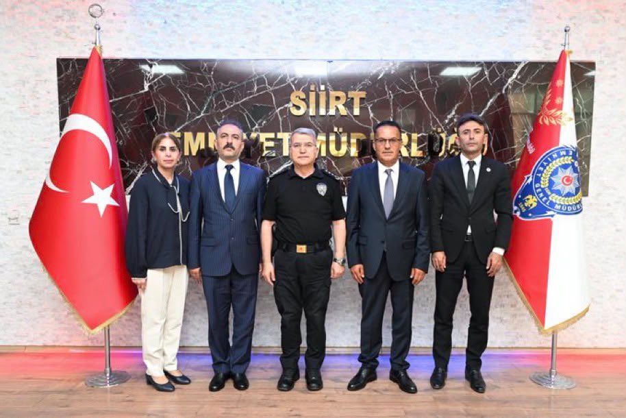 EMSAVGM's tweet photo. EMŞAV Genel Başkanımız Sayın Abdurrahman YILMAZ; Siirt İl Başkanımız Sayın Kasım BULUT, İl Başkan Yardımcımız Sayın Aziz BENEK ve Özel Kalem Müdürümüz Sayın Nejla HAMURCU TOKGÖZ ile birlikte, Siirt İl Emniyet Müdürümüz Sayın Mehmet ÖZDEMİR’i makamında ziyaret ederek yeni görevinden dolayı hayırlı olsun dileklerini ilettiler.

Şehit ailelerimiz ve Gazilerimize her daim yakın ilgi gösteren, vakfımızın çalışmalarına verdiği kıymetli desteklerle yanımızda olan Sayın İl Emniyet Müdürümüze teşekkürlerimizi sunuyoruz.

Siirt’te göreve başlamasının üzerinden kısa bir süre geçmiş olmasına rağmen hayata geçirdiği başarılı çalışmalar ve projelerle şehrimizin huzur ve güvenliğine önemli katkılar sağlayan Sayın Mehmet ÖZDEMİR’i tebrik ediyoruz.

Gerçekleştirilen görüşmede, vakfımızın çalışmaları ve önümüzdeki dönemde yapılması planlanan faaliyetler hakkında karşılıklı görüş alışverişinde bulunuldu. Ayrıca Sayın İl Emniyet Müdürümüz, yarın açılışı gerçekleştirilecek olan EMŞAV Siirt İl Başkanlığımızın açılış programına davet edildi.

Nazik kabulleri, samimi ilgileri, şehit ailelerimiz ve gazilerimize göstermiş oldukları hassasiyet ve vakfımıza verdikleri kıymetli desteklerden dolayı Siirt İl Emniyet Müdürümüz Sayın Mehmet ÖZDEMİR’e teşekkür ediyor; yeni görevinde muvaffakiyetler ve çalışmalarında başarılar diliyoruz.

Şehitlerimizin kıymetli emanetleri ve kahraman Gazilerimiz için aynı inanç ve kararlılıkla çalışmaya devam edeceğiz.

@SiirtValiligi @EmniyetGM @TC_icisleri

#EMŞAV #Siirt #ŞehitAileleri #Gazilerimiz