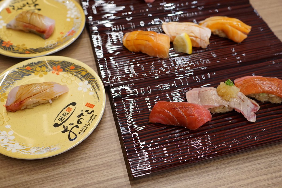 LittleBirbMame's tweet photo. Comprehensive Review
Kaiten sushi Ginza Onodera

ร้านดั้งเดิมของ Onodera เป็นร้านซูชิโอมาคาเสะ ที่แตกแบรนด์มาทำซูชิสายพานช่วงหลังโควิด ถึงจะเรียกว่าซูชิสายพานแต่เมนูส่วนใหญ่ไม่เสิร์ฟตามสายพานเหมือนซูชิโรหรือคัทสึมิโดริ แต่จะเป็นแบบสั่งแล้วเชฟปั้นสดให้ทีละคำ

จุดเด่นคือใช้วัตถุดิบคุณภาพดี เพราะทีมจัดหาวัตถุดิบทีมเดียวกับร้านแม่ที่เป็นซูชิโอมาคาเสะจริงๆ ราคาค่อนข้างสูงเมื่อเทียบกับซูชิสายพานอื่นๆ เรียกได้ว่าเป็นหนึ่งในซูชิสายพานที่อร่อยที่สุดในญี่ปุ่น เหมือนเป็นโอมาคาเสะแบบที่ลูกค้าจิ้มเอง

สาขาไทย เปิดที่ CTW วันแรกวันนี้ อยู่ชั้น 7 ติดกับ Hikiniku to Come

วิธีการจองคิว

สามารถจองล่วงหน้าได้ผ่านเวป TableCheck (คิวเต็มไป 3 เดือนแล้ว) หรือ Walk in รับบัตรคิวหน้าร้าน อัตราส่วน 20:80 แจกบัตรคิว 2 รอบคือรอบ 10:00 และ 16:00 น. ก็คือ 10 โมงห้างเปิด ให้คุณวิ่งไปที่หน้าร้านให้เร็วที่สุด

ความซวยวันนี้คือ Central world มันมีทางเข้าไปชั้น 7 หลายทาง คือประตูฝั่งอิเซตัน(เก่า) ประตูฝั่งใกล้ Centara ประตูฝั่ง Zen และมีลิฟต์ขึ้นจากชั้น B1 แล้ววันนี้ประตูฝั่งอิเซตัน(เก่า)ตอน 10 โมงมันไม่เปิด 5555555 เอาเป็นว่าใครจะวิ่งไปก็เช็คทางเข้ากันดีๆ ผมวิ่งไปถึงมีคิวก่อนหน้าสัก 100 คน 😭

ร้านเปิดรับคิว รอบละ 2 ชม โดย 1 รอบจะมีประมาณ 50 คิว ตอนที่เราได้คิว 13x เขาบอกว่าจะเป็นประมาณ 14:00 น. แต่ที่จริงร้านไม่ได้กำหนดเวลาทาน สรุปว่าได้เข้าร้าน 15:00 น.

เมนูสั่งใน Tablet ได้นั่งโต๊ะด้านนอก พนักงานจะยกมาเสิร์ฟ แอบห่างความเป็นซูชิสายพาน แอดมินซูชิโรแบบผมรู้สึกเหงาหงอย แต่ไม่เป็นไร

มีน้ำร้อนฟรี น้ำแข็งฟรี ชงชาร้อนได้ฟรี แต่น้ำเปล่าขายเป็นขวดไม่ฟรี ซึ่งสั่งน้ำแข็งแล้วเอาน้ำร้อนเทใส่ได้ พรี่จะบังคับขายน้ำขวดทำไม วาซาบิจะเป็นแบบบดสดมาให้คนละถ้วย รสชาติวาซาบิที่แท้จริง ขิงดองอร่อยดี เผ็ดบางๆ เปรี้ยวนำหวานตามกำลังดี

มีของทานเล่นคือถั่วแระต้มกับคางกุ้งทอด ถ้านั่งสายพานจะหยิบได้ฟรี ถ้านั่งโต๊ะขอให้พนักงานหยิบมาเสิร์ฟให้ได้

รีวิวเมนูซูชิที่ทาน

โดยรวมเราชอบข้าว เขาหุงออกแข็ง ใช้น้ำส้มสายชูแดง รสเปรี้ยว ถ้าคนไม่ชอบข้าวแข็งๆ เปรี้ยวๆ อาจจะไม่ถูกใจ

อูนิ เอนซุย บาฟุน มุราซากิ เอยซุยดีมาก หวานฉ่ำ ไม่เหม็น ไม่ขม บาฟุนกับมูราซากิมีติดขมนิดๆ จัดว่าคุณภาพดี ไม่เหม็น

มากุโระ ที่นี่ใช้จาก Yamayuki คัดมาให้ เป็นมากุโระเกรดดีที่เสิร์ฟในร้านซูชิระดับโอมาคาเสะ รสชาติดี เปรี้ยวน้อย เนื้อนุ่ม แต่ที่เราได้คือตัวโอโทโร่ยังมีเอ็นอยู่นะ ลองสั่งอากามิปกติ(ที่ไม่ใช่จาก Yamayuki)มาลองเทียบก็คือรสชาติต่างกันชัดเจน

ปลาเนื้อขาวที่สั่งมาอร่อยหมด ตัว Nodoguro อร่อยมากกกก คือถูกต้อง แต่โคตรแพง 320 บาท Shima aji เนื้อแน่นเด้ง Susuki เนื้อนุ่มๆ คลีนๆ Kanpachi เนื้อแน่นหวาน

Unagi กับ Anago ทำได้ดี ก้างละเอียดมากเคี้ยวได้เลยไม่รู้สึก น่าจะใช้ปลาไหลญี่ปุ่น

กุ้ง Akaebi เนื้อหวาน กุ้งต้มตัวใหญ่ เนื้อหวาน

รวมๆ คือวัตถุดิบโอเค ปรุงรสมาดี ปลาดีหมด แต่ไม่ค่อยมีเมนูหอยให้ลอง (ในตู้หน้าร้านมี แต่ไม่มีในเมนู) แฟนบ่นว่าใส่วาซาบิน้อย อันนี้แล้วแต่คนชอบ การบ่มปลาอาจจะยังไม่เพอร์เฟ็คเท่าไหร่ บางคำยังมีเอ็นอยู่บ้าง ข้าวเป็นสไตล์ที่เราชอบ

พนักงานน่ารัก บริการดี ขยันเก็บจาน เสิร์ฟของมากๆ แต่ก็นั่นแหละจากใจแอดมินซูชิโรก็รู้สึกว่ามันไม่ใช่ซูชิสายพาน😂

ส่วนข้อเสียคือ ระบบการจัดการคิวไม่ค่อยดี ตอนเช้ารันช้ามากทั้งๆ ที่มีแค่จัดโต๊ะกับกดบัตรแจกคิว (มีเชิดสิงโตตีกลองเอาฤกษ์เอาชัยด้วย 55555) และเขียนเป็นรอบเวลาไว้แต่จริงๆ ก็ไม่ได้ตามเวลา(เข้าใจว่าบังคับลูกค้าไม่ได้)

มีเสิร์ฟออเดอร์ผิด และได้ออเดอร์ช้า คือของที่ไม่ได้สั่งมาเสิร์ฟ 3 รอบ ซึ่งร้านคิดเงินตามที่กดในเมนู ถ้าเสิร์ฟผิดแล้วลูกค้ากินไปไม่คืนก็หวานเลย

ส่วนออเดอร์ช้าคือเราสั่งกุ้งไป Akaebi กับ Banamei จนจะเป็น ชม ได้เมนูอื่นครบหมดแล้ว ก็ยังไม่ได้กุ้ง ตามไป 3 รอบอย่างใจเย็นมากกว่าจะได้ เกือบจะลุกไปด่า 555555555

สรุปคือเป็นซูชิสายพานคุณภาพดี ราคาแพงจัด คิวยาวมากแบบยาวฉิบหายวายป่วง ก็คงเพราะเปิดวันแรก ไป 3 คนสั่งแบบกะว่าปีนี้ไม่มากินอีกแล้วเอาให้สิ้นสงสัย หมดไป 6474.68 (รวม Vat กับ Service charge) ถามว่าให้มาอีกไหมก็ต้องบอกว่า ขอให้คิวมันน้อยยยยยยยยกว่านี้ก่อนละกัน ระหว่างนี้ผมขอไปกิน Hanamaru ที่ญี่ปุ่นดีกว่า 55555555

ป.ล. โกรธประตู CTW เปิดไม่พร้อมแล้วมันไม่ Professional เลยอ่ะ พารากอนเปิดทุกทิศพร้อมกันเหมือนมีปุ่มกดปุ่มเดียว

จบ สวัสดี