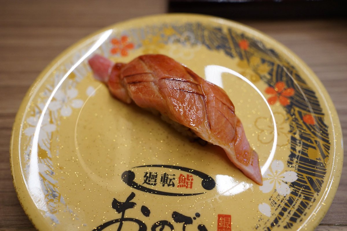 LittleBirbMame's tweet photo. Comprehensive Review
Kaiten sushi Ginza Onodera

ร้านดั้งเดิมของ Onodera เป็นร้านซูชิโอมาคาเสะ ที่แตกแบรนด์มาทำซูชิสายพานช่วงหลังโควิด ถึงจะเรียกว่าซูชิสายพานแต่เมนูส่วนใหญ่ไม่เสิร์ฟตามสายพานเหมือนซูชิโรหรือคัทสึมิโดริ แต่จะเป็นแบบสั่งแล้วเชฟปั้นสดให้ทีละคำ

จุดเด่นคือใช้วัตถุดิบคุณภาพดี เพราะทีมจัดหาวัตถุดิบทีมเดียวกับร้านแม่ที่เป็นซูชิโอมาคาเสะจริงๆ ราคาค่อนข้างสูงเมื่อเทียบกับซูชิสายพานอื่นๆ เรียกได้ว่าเป็นหนึ่งในซูชิสายพานที่อร่อยที่สุดในญี่ปุ่น เหมือนเป็นโอมาคาเสะแบบที่ลูกค้าจิ้มเอง

สาขาไทย เปิดที่ CTW วันแรกวันนี้ อยู่ชั้น 7 ติดกับ Hikiniku to Come

วิธีการจองคิว

สามารถจองล่วงหน้าได้ผ่านเวป TableCheck (คิวเต็มไป 3 เดือนแล้ว) หรือ Walk in รับบัตรคิวหน้าร้าน อัตราส่วน 20:80 แจกบัตรคิว 2 รอบคือรอบ 10:00 และ 16:00 น. ก็คือ 10 โมงห้างเปิด ให้คุณวิ่งไปที่หน้าร้านให้เร็วที่สุด

ความซวยวันนี้คือ Central world มันมีทางเข้าไปชั้น 7 หลายทาง คือประตูฝั่งอิเซตัน(เก่า) ประตูฝั่งใกล้ Centara ประตูฝั่ง Zen และมีลิฟต์ขึ้นจากชั้น B1 แล้ววันนี้ประตูฝั่งอิเซตัน(เก่า)ตอน 10 โมงมันไม่เปิด 5555555 เอาเป็นว่าใครจะวิ่งไปก็เช็คทางเข้ากันดีๆ ผมวิ่งไปถึงมีคิวก่อนหน้าสัก 100 คน 😭

ร้านเปิดรับคิว รอบละ 2 ชม โดย 1 รอบจะมีประมาณ 50 คิว ตอนที่เราได้คิว 13x เขาบอกว่าจะเป็นประมาณ 14:00 น. แต่ที่จริงร้านไม่ได้กำหนดเวลาทาน สรุปว่าได้เข้าร้าน 15:00 น.

เมนูสั่งใน Tablet ได้นั่งโต๊ะด้านนอก พนักงานจะยกมาเสิร์ฟ แอบห่างความเป็นซูชิสายพาน แอดมินซูชิโรแบบผมรู้สึกเหงาหงอย แต่ไม่เป็นไร

มีน้ำร้อนฟรี น้ำแข็งฟรี ชงชาร้อนได้ฟรี แต่น้ำเปล่าขายเป็นขวดไม่ฟรี ซึ่งสั่งน้ำแข็งแล้วเอาน้ำร้อนเทใส่ได้ พรี่จะบังคับขายน้ำขวดทำไม วาซาบิจะเป็นแบบบดสดมาให้คนละถ้วย รสชาติวาซาบิที่แท้จริง ขิงดองอร่อยดี เผ็ดบางๆ เปรี้ยวนำหวานตามกำลังดี

มีของทานเล่นคือถั่วแระต้มกับคางกุ้งทอด ถ้านั่งสายพานจะหยิบได้ฟรี ถ้านั่งโต๊ะขอให้พนักงานหยิบมาเสิร์ฟให้ได้

รีวิวเมนูซูชิที่ทาน

โดยรวมเราชอบข้าว เขาหุงออกแข็ง ใช้น้ำส้มสายชูแดง รสเปรี้ยว ถ้าคนไม่ชอบข้าวแข็งๆ เปรี้ยวๆ อาจจะไม่ถูกใจ

อูนิ เอนซุย บาฟุน มุราซากิ เอยซุยดีมาก หวานฉ่ำ ไม่เหม็น ไม่ขม บาฟุนกับมูราซากิมีติดขมนิดๆ จัดว่าคุณภาพดี ไม่เหม็น

มากุโระ ที่นี่ใช้จาก Yamayuki คัดมาให้ เป็นมากุโระเกรดดีที่เสิร์ฟในร้านซูชิระดับโอมาคาเสะ รสชาติดี เปรี้ยวน้อย เนื้อนุ่ม แต่ที่เราได้คือตัวโอโทโร่ยังมีเอ็นอยู่นะ ลองสั่งอากามิปกติ(ที่ไม่ใช่จาก Yamayuki)มาลองเทียบก็คือรสชาติต่างกันชัดเจน

ปลาเนื้อขาวที่สั่งมาอร่อยหมด ตัว Nodoguro อร่อยมากกกก คือถูกต้อง แต่โคตรแพง 320 บาท Shima aji เนื้อแน่นเด้ง Susuki เนื้อนุ่มๆ คลีนๆ Kanpachi เนื้อแน่นหวาน

Unagi กับ Anago ทำได้ดี ก้างละเอียดมากเคี้ยวได้เลยไม่รู้สึก น่าจะใช้ปลาไหลญี่ปุ่น

กุ้ง Akaebi เนื้อหวาน กุ้งต้มตัวใหญ่ เนื้อหวาน

รวมๆ คือวัตถุดิบโอเค ปรุงรสมาดี ปลาดีหมด แต่ไม่ค่อยมีเมนูหอยให้ลอง (ในตู้หน้าร้านมี แต่ไม่มีในเมนู) แฟนบ่นว่าใส่วาซาบิน้อย อันนี้แล้วแต่คนชอบ การบ่มปลาอาจจะยังไม่เพอร์เฟ็คเท่าไหร่ บางคำยังมีเอ็นอยู่บ้าง ข้าวเป็นสไตล์ที่เราชอบ

พนักงานน่ารัก บริการดี ขยันเก็บจาน เสิร์ฟของมากๆ แต่ก็นั่นแหละจากใจแอดมินซูชิโรก็รู้สึกว่ามันไม่ใช่ซูชิสายพาน😂

ส่วนข้อเสียคือ ระบบการจัดการคิวไม่ค่อยดี ตอนเช้ารันช้ามากทั้งๆ ที่มีแค่จัดโต๊ะกับกดบัตรแจกคิว (มีเชิดสิงโตตีกลองเอาฤกษ์เอาชัยด้วย 55555) และเขียนเป็นรอบเวลาไว้แต่จริงๆ ก็ไม่ได้ตามเวลา(เข้าใจว่าบังคับลูกค้าไม่ได้)

มีเสิร์ฟออเดอร์ผิด และได้ออเดอร์ช้า คือของที่ไม่ได้สั่งมาเสิร์ฟ 3 รอบ ซึ่งร้านคิดเงินตามที่กดในเมนู ถ้าเสิร์ฟผิดแล้วลูกค้ากินไปไม่คืนก็หวานเลย

ส่วนออเดอร์ช้าคือเราสั่งกุ้งไป Akaebi กับ Banamei จนจะเป็น ชม ได้เมนูอื่นครบหมดแล้ว ก็ยังไม่ได้กุ้ง ตามไป 3 รอบอย่างใจเย็นมากกว่าจะได้ เกือบจะลุกไปด่า 555555555

สรุปคือเป็นซูชิสายพานคุณภาพดี ราคาแพงจัด คิวยาวมากแบบยาวฉิบหายวายป่วง ก็คงเพราะเปิดวันแรก ไป 3 คนสั่งแบบกะว่าปีนี้ไม่มากินอีกแล้วเอาให้สิ้นสงสัย หมดไป 6474.68 (รวม Vat กับ Service charge) ถามว่าให้มาอีกไหมก็ต้องบอกว่า ขอให้คิวมันน้อยยยยยยยยกว่านี้ก่อนละกัน ระหว่างนี้ผมขอไปกิน Hanamaru ที่ญี่ปุ่นดีกว่า 55555555

ป.ล. โกรธประตู CTW เปิดไม่พร้อมแล้วมันไม่ Professional เลยอ่ะ พารากอนเปิดทุกทิศพร้อมกันเหมือนมีปุ่มกดปุ่มเดียว

จบ สวัสดี