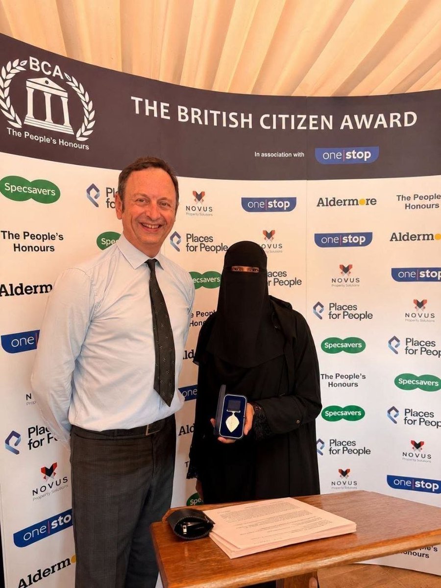 benoitm_mtl's tweet photo. (J'ai vérifié, ce n'est pas un montage.) C'est Khadija Patel, qui reçoit le British Citizen Award (Prix du citoyen britannique) au Palais de Westminster pour son travail bénévole. 🥷🎖️

✍️ Ils ne peuvent plus être sauvés https://t.co/eWU4qCEv7d