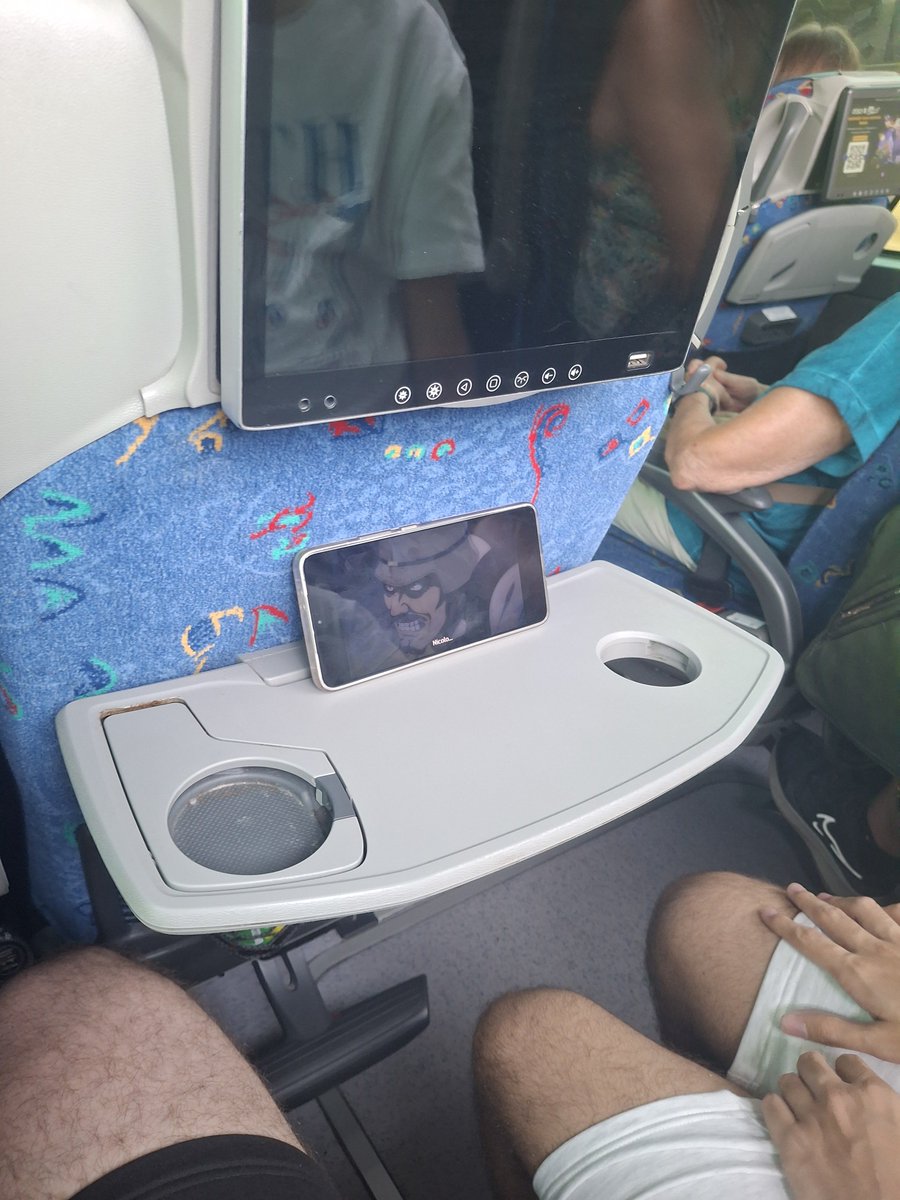 DrexX16_'s tweet photo. De camino a la final de la ligadasher mientras Chispi ve peak https://t.co/yL3r9sXDNY