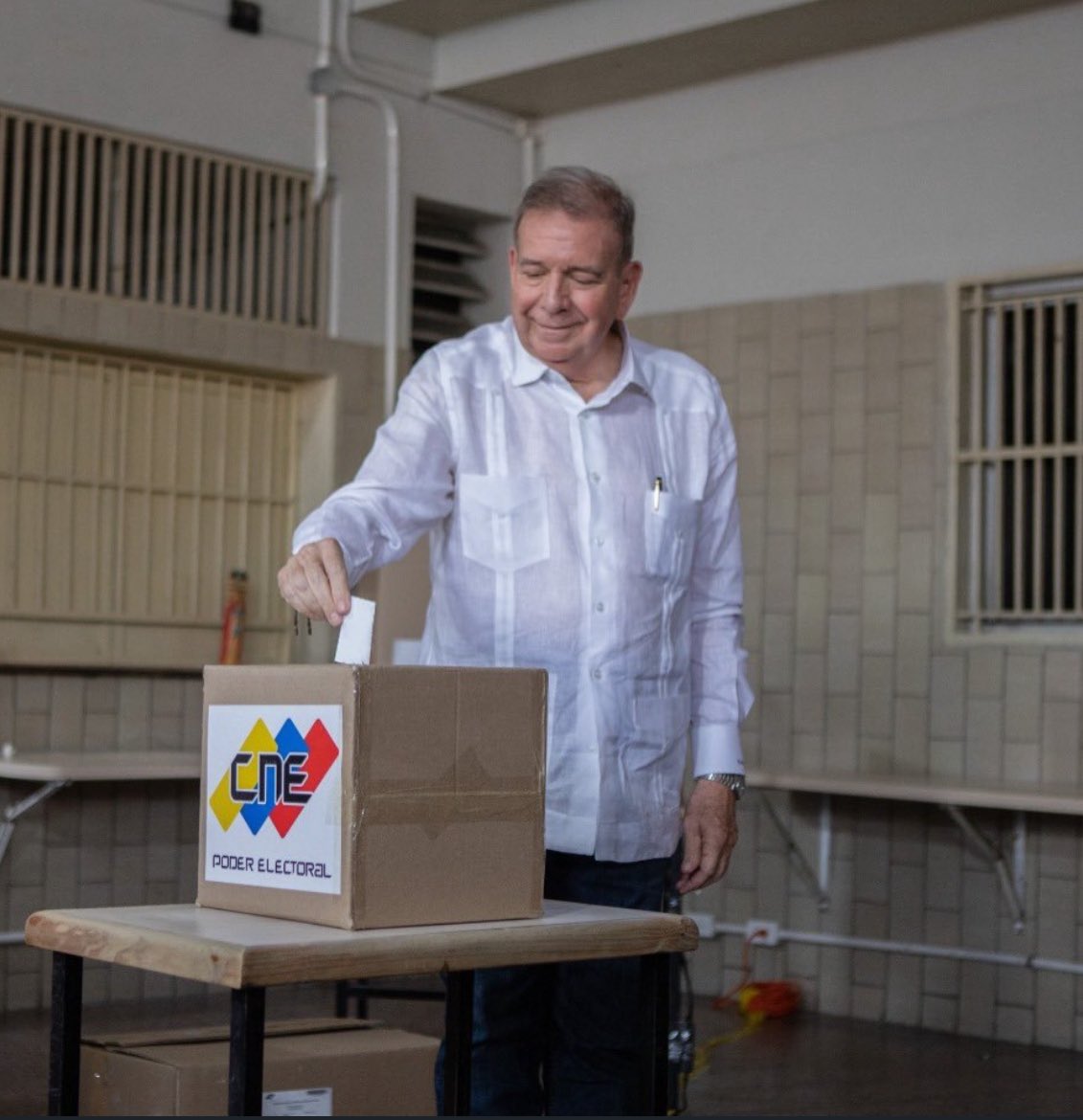 JuanPGuanipa's tweet photo. 7.443.584 venezolanos votaron el 28 de julio de 2024 por la libertad y el retorno de la democracia. 

Ese día nos enfrentamos a toda la maquinaria represiva del Estado: el bloqueo de nuestra candidata electa en primarias, la censura en radio y televisión, la persecución contra disidentes y toda clase de maniobras para evitar que nuestra gente se expresara.

Ganamos 70/30 y en 24 horas probamos el triunfo de Edmundo González Urrutia acta por acta.

Después vino el fraude. Vino la Operación Tun Tun, las desapariciones forzadas, la detención de menores de edad, las violaciones sexuales contra manifestantes. Yo mismo estuve injustamente preso. Muchos siguen encarcelados.

Pero cada uno de los millones que defendieron ese voto representa la dignidad de Venezuela. Su sacrificio no fue en vano. Los avances que vemos son consecuencia de la derrota que le propinamos a Maduro.

Seguimos hasta lograr la inevitable victoria del pueblo venezolano sobre la dictadura.

¡Viva Venezuela Libre!