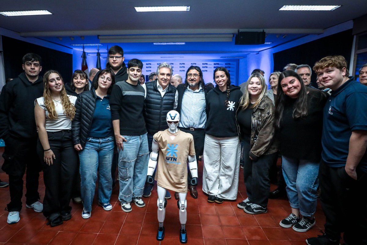 MartinLlaryora's tweet photo. Trabajamos con sectores clave del desarrollo cordobés: en #SanFrancisco ratifiqué el compromiso de #Córdoba con el sector productivo y con la educación universitaria.

Esta ciudad no sería la capital industrial que es hoy, admirada y tomada como modelo, sin #educación, sin sus escuelas y sin la #Universidad Tecnológica Nacional, una casa de estudios que formó a emprendedores y dueños de empresas, e impulsó la #innovación en toda la región.

Por eso visité la @utnsanfco, donde acompañé la presentación del proyecto Humanoide, un campo de investigación que explora las aplicaciones de robots en las carreras de Informática, Electrónica. Electromecánica y Automatización.

Junto a las autoridades, estudiantes y coordinadores del proyecto del primer robot humanoide de esta institución, reafirmamos nuestro acompañamiento a la educación universitaria, la #formación técnica y el impulso a la innovación académica al servicio de toda la comunidad.

#HacerParaCrecer