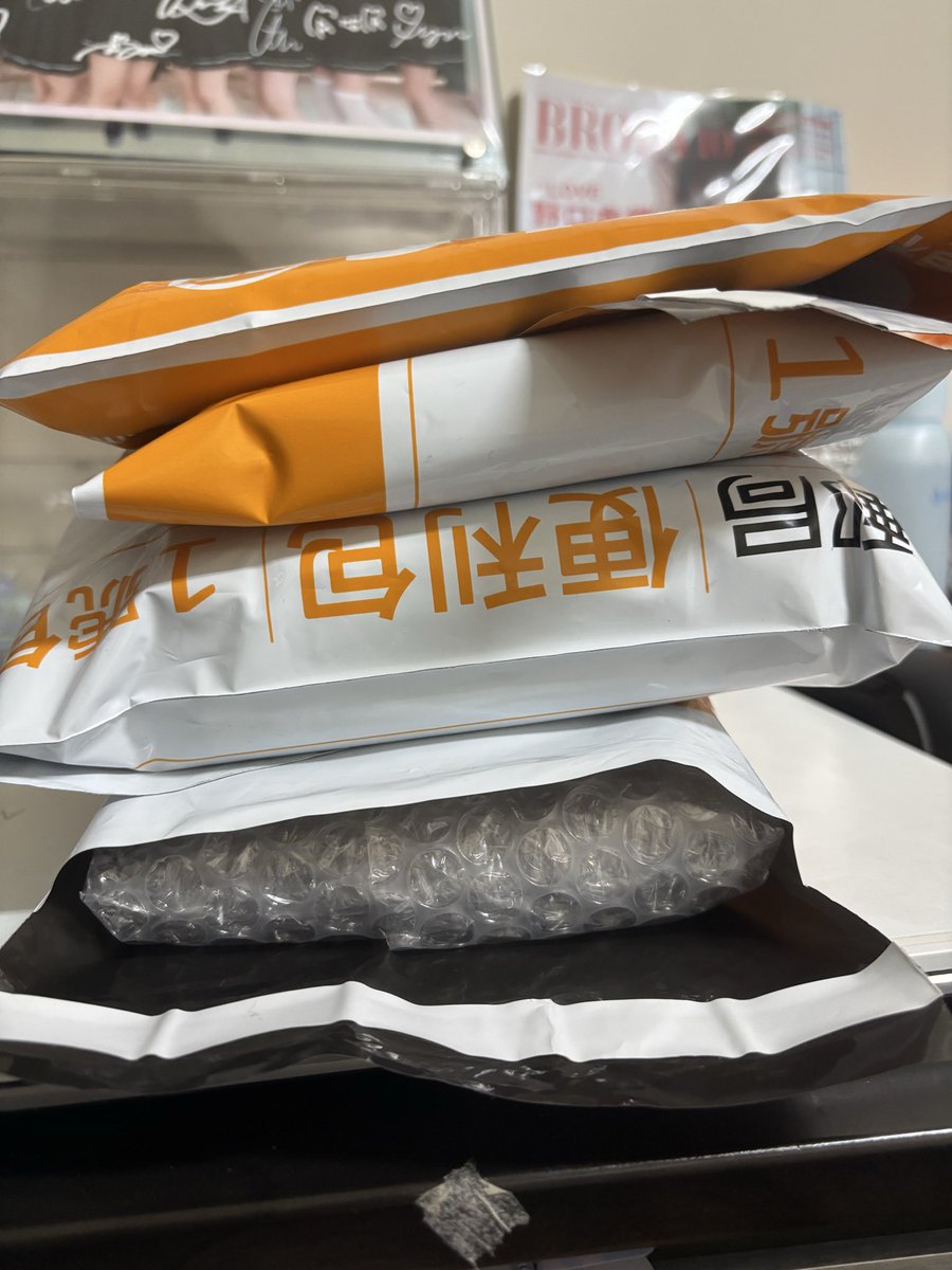 yunchih0726's tweet photo. 大学3年生は授業がかなり大変になりそうなので、本気で勉強する決意をして、机の上にき���らのアクスタをほとんど新規のファンの方へお譲りしました
梱包してみたら、自分でもびっくりするくらいたくさん買ってた https://t.co/KSqWkPnCVZ