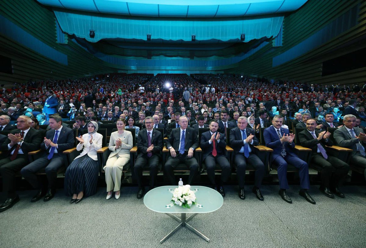 burhanduran's tweet photo. Cumhurbaşkanımız Sayın Recep Tayyip Erdoğan’ın teşrifleri ve himayelerinde, “Türkiye Yüzyılı: İletişimin Yüzyılı” temasıyla düzenlediğimiz 2. İletişim Şûrası’nda, 23 yıl aradan sonra yeniden hayata geçirilen bu köklü istişare zemininde iletişim alanının bugün karşı karşıya olduğu meydan okumaları ve geleceğe yönelik vizyonumuzu ele aldık.

İletişim çağından anlatı çağına geçtiğimiz bu dönemde; yapay zekâ, algoritmik yönlendirme ve dijital egemenlik gibi gelişmelerin iletişim ve medya alanında köklü dönüşümlere yol açtığını, iletişimin artık devlet kapasitesinin ve stratejik egemenliğin ayrılmaz bir unsuru hâline geldiğini vurguladık.

Cumhurbaşkanımız Sayın Recep Tayyip Erdoğan’ın ortaya koyduğu “İletişimin Yüzyılı” vizyonu doğrultusunda; dezenformasyonla mücadeleyi hakikatin korunması meselesi olarak gördüğümüzü, Gazze başta olmak üzere küresel ölçekte hakikati savunan, daha adil ve güvenilir bir uluslararası iletişim anlayışının güçlendirilmesi için çalışmaya devam edeceğimizi ifade ettik.

İletişim alanındaki insan kaynağını güçlendirmekten dijital dönüşüme, yapay zekâ okuryazarlığından etik haberciliğe kadar uzanan kapsamlı kapasite inşa sürecimizi kararlılıkla sürdürürken; geleceğin güçlü ülkelerinin yalnızca teknoloji üreten değil, aynı zamanda güven üreten, hakikati savunan ve insanlığa ortak bir ufuk sunabilen ülkeler olacağına olan inancımızı bir kez daha paylaştık.

2. İletişim Şûramızı teşrifleriyle onurlandıran Cumhurbaşkanımız Sayın Recep Tayyip Erdoğan’a, himayeleri ve her daim yanımızda hissettiğimiz destekleri dolayısıyla şükranlarımı arz ediyorum. İki gün sürecek programımıza katkı sunacak akademisyenlerimize, medya mensuplarımıza, uzmanlarımıza ve genç iletişimci kardeşlerimize teşekkür ediyor; 2. İletişim Şûramızın ülkemiz, milletimiz ve iletişim camiamız için hayırlara vesile olmasını temenni ediyorum.