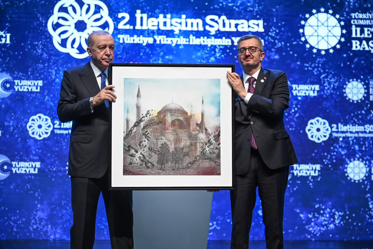burhanduran's tweet photo. Cumhurbaşkanımız Sayın Recep Tayyip Erdoğan’ın teşrifleri ve himayelerinde, “Türkiye Yüzyılı: İletişimin Yüzyılı” temasıyla düzenlediğimiz 2. İletişim Şûrası’nda, 23 yıl aradan sonra yeniden hayata geçirilen bu köklü istişare zemininde iletişim alanının bugün karşı karşıya olduğu meydan okumaları ve geleceğe yönelik vizyonumuzu ele aldık.

İletişim çağından anlatı çağına geçtiğimiz bu dönemde; yapay zekâ, algoritmik yönlendirme ve dijital egemenlik gibi gelişmelerin iletişim ve medya alanında köklü dönüşümlere yol açtığını, iletişimin artık devlet kapasitesinin ve stratejik egemenliğin ayrılmaz bir unsuru hâline geldiğini vurguladık.

Cumhurbaşkanımız Sayın Recep Tayyip Erdoğan’ın ortaya koyduğu “İletişimin Yüzyılı” vizyonu doğrultusunda; dezenformasyonla mücadeleyi hakikatin korunması meselesi olarak gördüğümüzü, Gazze başta olmak üzere küresel ölçekte hakikati savunan, daha adil ve güvenilir bir uluslararası iletişim anlayışının güçlendirilmesi için çalışmaya devam edeceğimizi ifade ettik.

İletişim alanındaki insan kaynağını güçlendirmekten dijital dönüşüme, yapay zekâ okuryazarlığından etik haberciliğe kadar uzanan kapsamlı kapasite inşa sürecimizi kararlılıkla sürdürürken; geleceğin güçlü ülkelerinin yalnızca teknoloji üreten değil, aynı zamanda güven üreten, hakikati savunan ve insanlığa ortak bir ufuk sunabilen ülkeler olacağına olan inancımızı bir kez daha paylaştık.

2. İletişim Şûramızı teşrifleriyle onurlandıran Cumhurbaşkanımız Sayın Recep Tayyip Erdoğan’a, himayeleri ve her daim yanımızda hissettiğimiz destekleri dolayısıyla şükranlarımı arz ediyorum. İki gün sürecek programımıza katkı sunacak akademisyenlerimize, medya mensuplarımıza, uzmanlarımıza ve genç iletişimci kardeşlerimize teşekkür ediyor; 2. İletişim Şûramızın ülkemiz, milletimiz ve iletişim camiamız için hayırlara vesile olmasını temenni ediyorum.