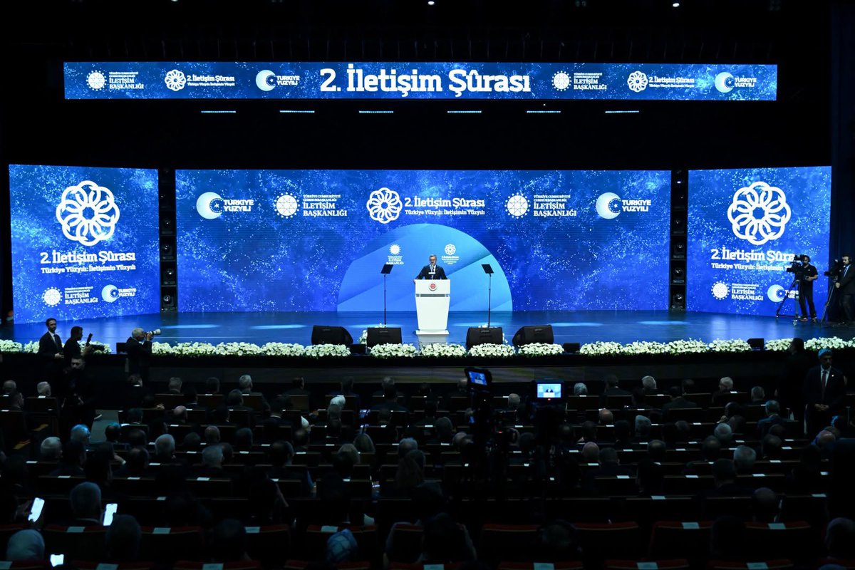 burhanduran's tweet photo. Cumhurbaşkanımız Sayın Recep Tayyip Erdoğan’ın teşrifleri ve himayelerinde, “Türkiye Yüzyılı: İletişimin Yüzyılı” temasıyla düzenlediğimiz 2. İletişim Şûrası’nda, 23 yıl aradan sonra yeniden hayata geçirilen bu köklü istişare zemininde iletişim alanının bugün karşı karşıya olduğu meydan okumaları ve geleceğe yönelik vizyonumuzu ele aldık.

İletişim çağından anlatı çağına geçtiğimiz bu dönemde; yapay zekâ, algoritmik yönlendirme ve dijital egemenlik gibi gelişmelerin iletişim ve medya alanında köklü dönüşümlere yol açtığını, iletişimin artık devlet kapasitesinin ve stratejik egemenliğin ayrılmaz bir unsuru hâline geldiğini vurguladık.

Cumhurbaşkanımız Sayın Recep Tayyip Erdoğan’ın ortaya koyduğu “İletişimin Yüzyılı” vizyonu doğrultusunda; dezenformasyonla mücadeleyi hakikatin korunması meselesi olarak gördüğümüzü, Gazze başta olmak üzere küresel ölçekte hakikati savunan, daha adil ve güvenilir bir uluslararası iletişim anlayışının güçlendirilmesi için çalışmaya devam edeceğimizi ifade ettik.

İletişim alanındaki insan kaynağını güçlendirmekten dijital dönüşüme, yapay zekâ okuryazarlığından etik haberciliğe kadar uzanan kapsamlı kapasite inşa sürecimizi kararlılıkla sürdürürken; geleceğin güçlü ülkelerinin yalnızca teknoloji üreten değil, aynı zamanda güven üreten, hakikati savunan ve insanlığa ortak bir ufuk sunabilen ülkeler olacağına olan inancımızı bir kez daha paylaştık.

2. İletişim Şûramızı teşrifleriyle onurlandıran Cumhurbaşkanımız Sayın Recep Tayyip Erdoğan’a, himayeleri ve her daim yanımızda hissettiğimiz destekleri dolayısıyla şükranlarımı arz ediyorum. İki gün sürecek programımıza katkı sunacak akademisyenlerimize, medya mensuplarımıza, uzmanlarımıza ve genç iletişimci kardeşlerimize teşekkür ediyor; 2. İletişim Şûramızın ülkemiz, milletimiz ve iletişim camiamız için hayırlara vesile olmasını temenni ediyorum.
