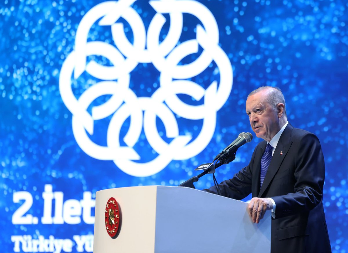 burhanduran's tweet photo. Cumhurbaşkanımız Sayın Recep Tayyip Erdoğan’ın teşrifleri ve himayelerinde, “Türkiye Yüzyılı: İletişimin Yüzyılı” temasıyla düzenlediğimiz 2. İletişim Şûrası’nda, 23 yıl aradan sonra yeniden hayata geçirilen bu köklü istişare zemininde iletişim alanının bugün karşı karşıya olduğu meydan okumaları ve geleceğe yönelik vizyonumuzu ele aldık.

İletişim çağından anlatı çağına geçtiğimiz bu dönemde; yapay zekâ, algoritmik yönlendirme ve dijital egemenlik gibi gelişmelerin iletişim ve medya alanında köklü dönüşümlere yol açtığını, iletişimin artık devlet kapasitesinin ve stratejik egemenliğin ayrılmaz bir unsuru hâline geldiğini vurguladık.

Cumhurbaşkanımız Sayın Recep Tayyip Erdoğan’ın ortaya koyduğu “İletişimin Yüzyılı” vizyonu doğrultusunda; dezenformasyonla mücadeleyi hakikatin korunması meselesi olarak gördüğümüzü, Gazze başta olmak üzere küresel ölçekte hakikati savunan, daha adil ve güvenilir bir uluslararası iletişim anlayışının güçlendirilmesi için çalışmaya devam edeceğimizi ifade ettik.

İletişim alanındaki insan kaynağını güçlendirmekten dijital dönüşüme, yapay zekâ okuryazarlığından etik haberciliğe kadar uzanan kapsamlı kapasite inşa sürecimizi kararlılıkla sürdürürken; geleceğin güçlü ülkelerinin yalnızca teknoloji üreten değil, aynı zamanda güven üreten, hakikati savunan ve insanlığa ortak bir ufuk sunabilen ülkeler olacağına olan inancımızı bir kez daha paylaştık.

2. İletişim Şûramızı teşrifleriyle onurlandıran Cumhurbaşkanımız Sayın Recep Tayyip Erdoğan’a, himayeleri ve her daim yanımızda hissettiğimiz destekleri dolayısıyla şükranlarımı arz ediyorum. İki gün sürecek programımıza katkı sunacak akademisyenlerimize, medya mensuplarımıza, uzmanlarımıza ve genç iletişimci kardeşlerimize teşekkür ediyor; 2. İletişim Şûramızın ülkemiz, milletimiz ve iletişim camiamız için hayırlara vesile olmasını temenni ediyorum.