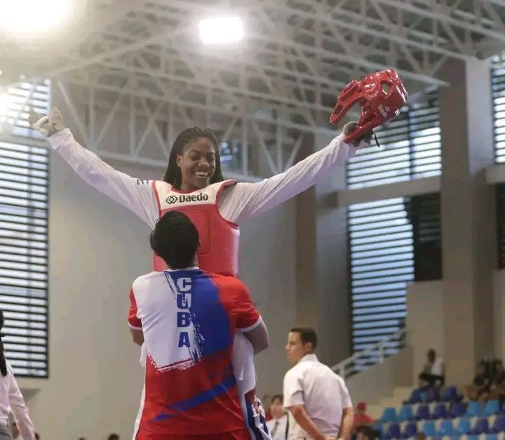 YordankaRVice's tweet photo. 🥋Orgullo tunero, el entrenador Arnoy Rojas levanta en brazos a la pinareña Anaisel León campeona de los 67kg del Taekwondo en los juegos Centroamericanos y del Caribe, Santo Domingo 2026.
#JesúsMenéndez https://t.co/8SB3LDpegw