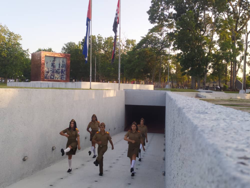 Ana_Maria831016's tweet photo. Guardia de Honor en el Mausoleo a los mártires de Artemisa, 26 de julio día de la rebeldía nacional.
@GobiernoArt 
@IvonArtemisa 
#ArtemisaJuntosSomosMás https://t.co/NQNRd7deQG