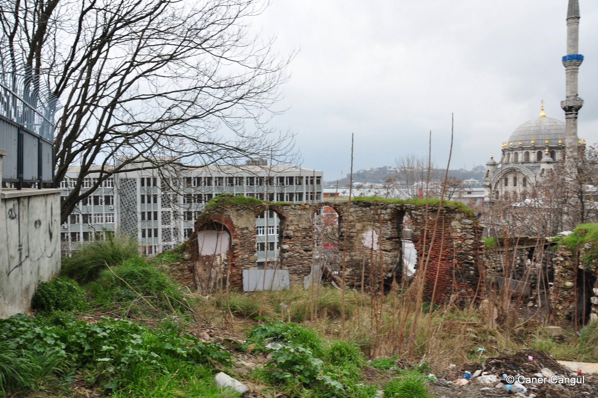 camiistan's tweet photo. Galata Tophane bölgesinde böyle onlarca cami yok olmuş durumda. Birçoğu niteliği değiştirilmiş olsa da tapu kayıtları ve kalıntılarıyla bazı camiler hala ortaya çıkmayı bekliyor. 

Nusretiye Camii’nin karşısında bulunan çelik desteklerle yıkılmaması için önlem alınan bu yapı da Dayezade Yusuf Efendi Camii.