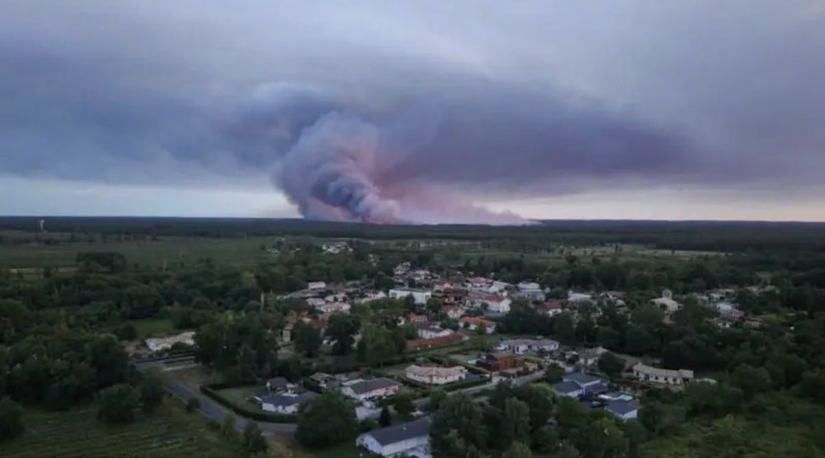 PGDynes's tweet photo. Here is a picture of a pyrocumulonimbus from the ground. These clouds are a fire-generated thunderstorm. https://t.co/CUQznc0lOS