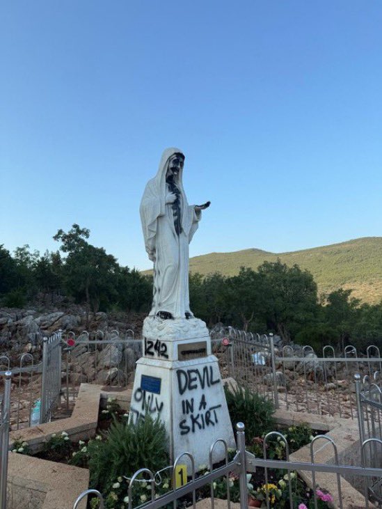 lcvelez's tweet photo. Esto es inmensamente doloroso para la fe Católica. Terroristas profanaron los dos lugares más sagrados en Medjugorje. Los violentos quemaron el Altar exterior de la parroquia y vandalizadon la imagen de la Virgen en el Monte de las Apariciones. Horrendo. https://t.co/o91cWdxqyc