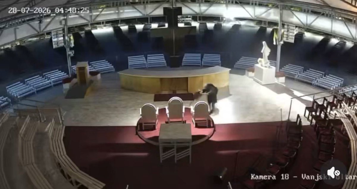 lcvelez's tweet photo. Esto es inmensamente doloroso para la fe Católica. Terroristas profanaron los dos lugares más sagrados en Medjugorje. Los violentos quemaron el Altar exterior de la parroquia y vandalizadon la imagen de la Virgen en el Monte de las Apariciones. Horrendo. https://t.co/o91cWdxqyc