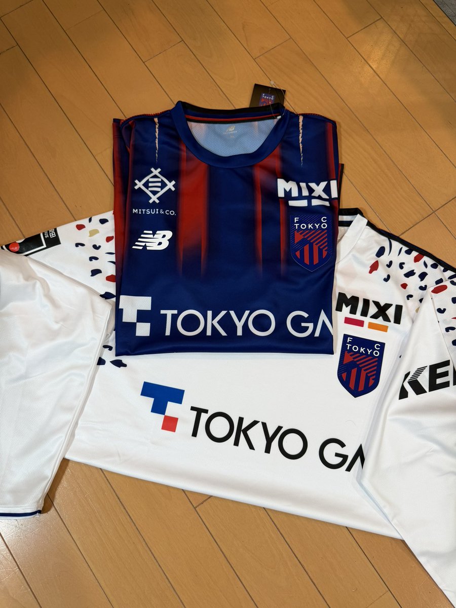 h_higashimura's tweet photo. 本日無事に戦闘服が我が家に届きました🔵🔴
#fctokyo https://t.co/Kb5B29cLlp