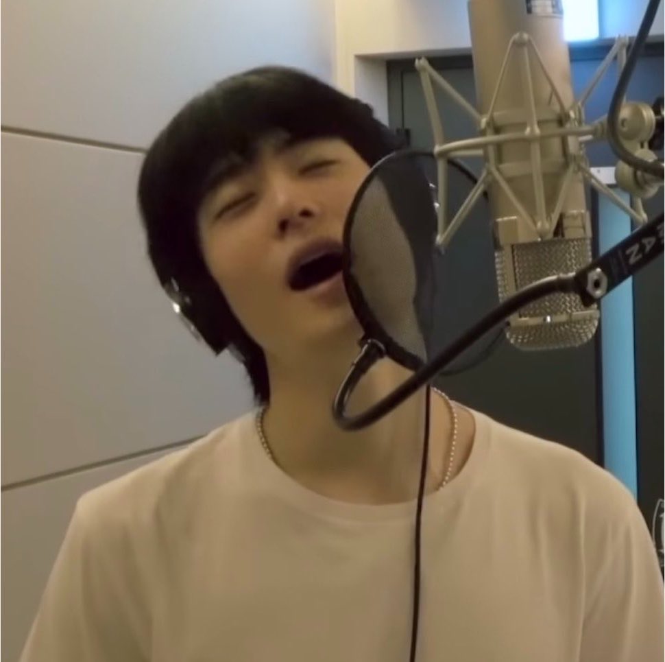 _jjeongjjh's tweet photo. 고음 부르는 방법: 고개를 살짝 기울이고 눈을 감는다 https://t.co/Ltn4K2BVkh