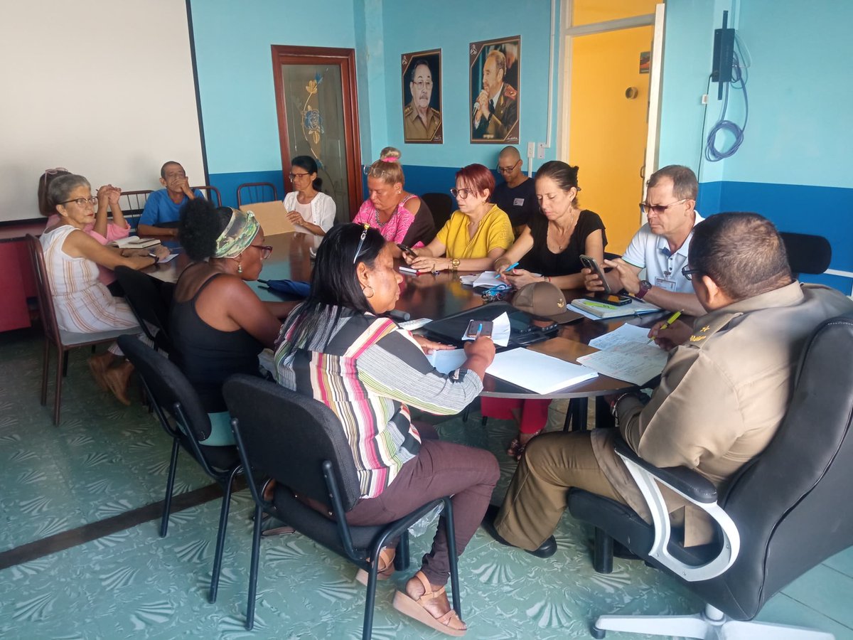 HolguinInotu's tweet photo. El Gral. Antonio Lorente Febles encabezó hoy en #Holguín la reunión de puntualización de la #DPOTU. Analizamos acuerdos, tareas y pendientes, trazando estrategias para destrabar procesos. Eficiencia = control diario + compromiso colectivo. #INOTU #OrdenamientoTerritorial https://t.co/Hv8FZn1Uf8