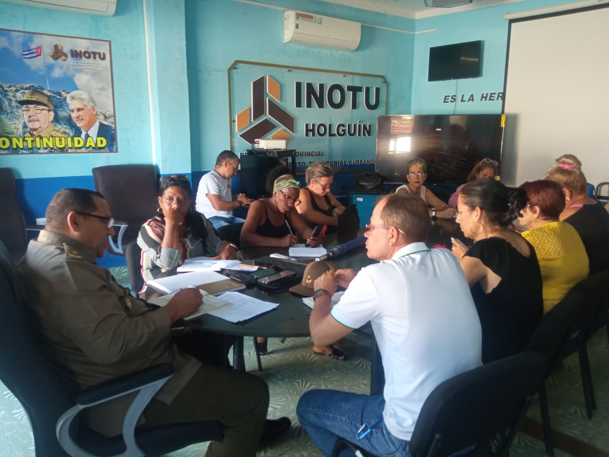 HolguinInotu's tweet photo. El Gral. Antonio Lorente Febles encabezó hoy en #Holguín la reunión de puntualización de la #DPOTU. Analizamos acuerdos, tareas y pendientes, trazando estrategias para destrabar procesos. Eficiencia = control diario + compromiso colectivo. #INOTU #OrdenamientoTerritorial https://t.co/Hv8FZn1Uf8