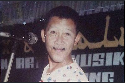 reftif_'s tweet photo. Sebelum Iqbal, ada Bio one yang juga mendalami perannya sebagai Gepeng di film Srimulat. 

Untuk mendalami perannya dan agar terlihat semirip mungkin dengan Alm. Gepeng, Bio rela tidak makan tiga hari demi membentuk tubuhnya biar kurus, berjemur biar kulitnya sama dengan Almarhum, hingga sering jalan nyeker di sekitar Solo (karena tempat shooting) demi mendalami peran.

Dia juga sempat dituduh oleh beberapa netizen narkoba, karena perubahan ekstrim pada tubuhnya.

Yang bikin haru adalah, usahanya untuk membuat mirip dengan alm. Gepeng membuat istri almarhum menangis terharu sekaligus bangga, rispek!