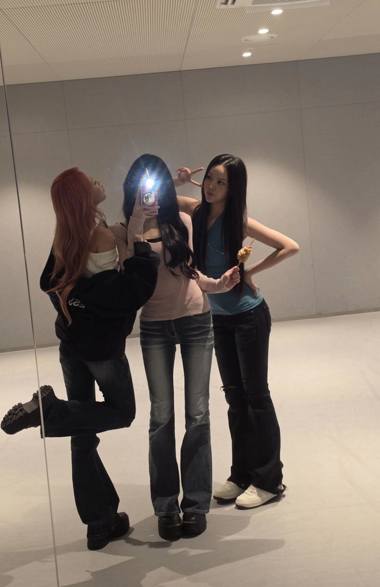 H2H_INA's tweet photo. 260728 #JUUN weverse update with #STELLA #CARMEN https://t.co/crRz0W5R37