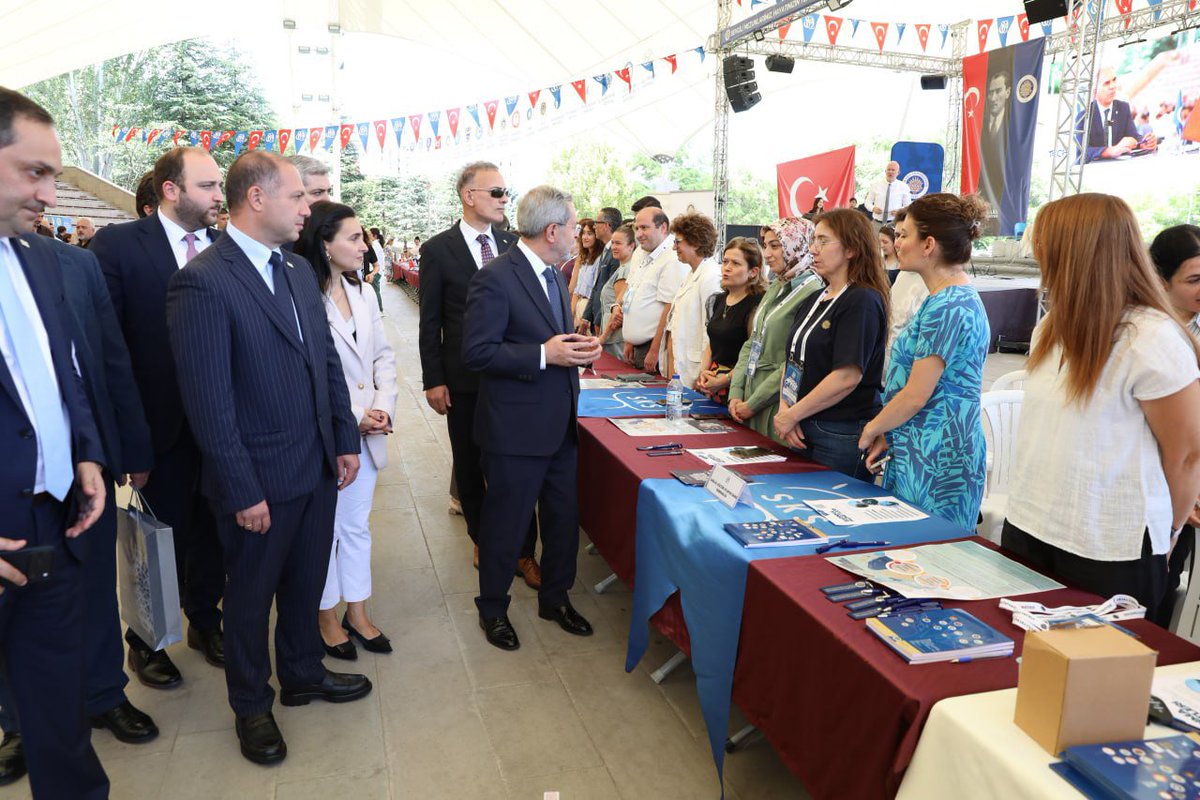 necdetunuvar's tweet photo. Ziyaretin ardından Gürcistan Eğitim, Bilim ve Gençlik Bakanı Sn Givi Mikanadze ve Beraberindeki Heyet ile birlikte Güneş Meydanında düzenlenen 21. Tercih ve Tanıtım Günleri kapsamında kurulan stantlarımızı gezdik. 
Akademik birimlerimiz hakkında bilgi alarak üniversite tercihlerine yönelik canlı yayınlanan programa katıldık.
