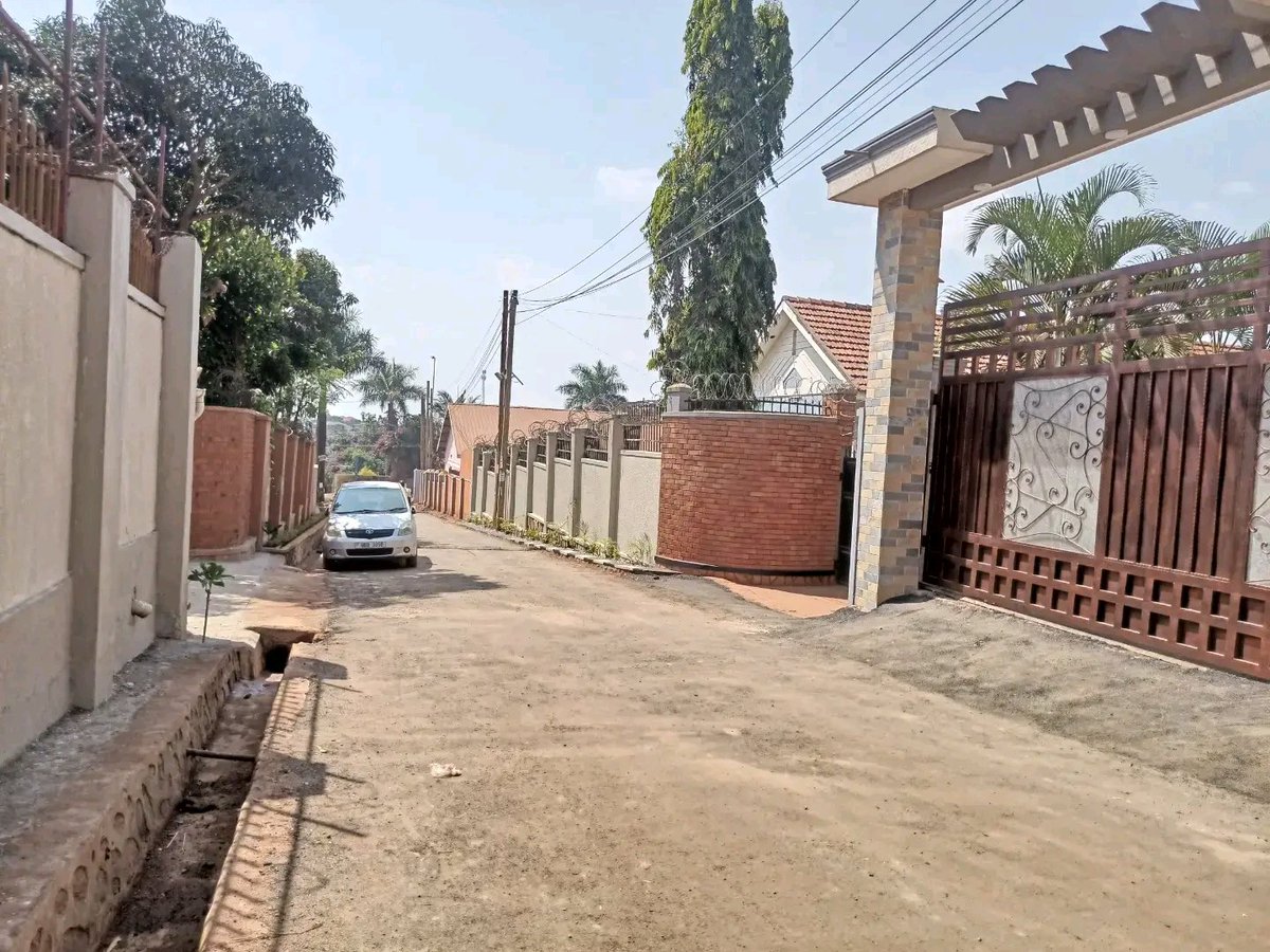 GaguLtd's tweet photo. Brand new APARTMENT FOR SALE!!

 Location:#KIREKA-NAMUGONGO ROAD 

Asking Price;1.4Bn ugx 

#12units each with sitting room and bedroom self contained 
Monthly income 13.6m ugx 

Plot size:#15decimals mailo land title 

,just 100meters off kireka namugongo road https://t.co/gd75sEwpOB