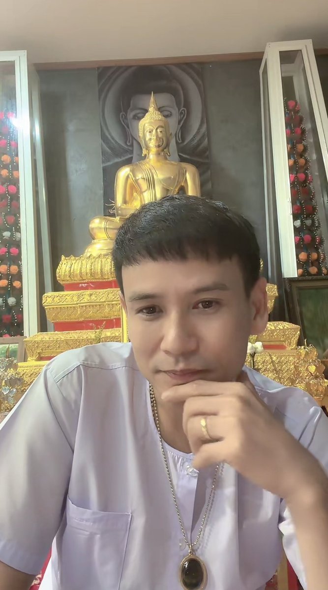 Beess0328's tweet photo. ความที่ตาพงไลฟ์ละนี่นั่งอยู่กับแม่ เลยหันไปให้ดู แม่กุถามว่าเขาจะไปบวชแล้วหรอ กุบับ5555555555555555 https://t.co/28DweAZNIU