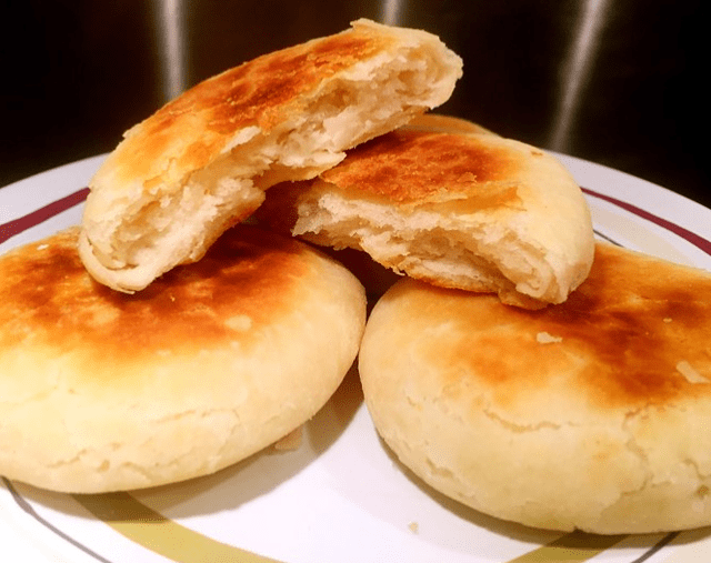 RobtRischelmls's tweet photo. [藏在老巷里的手工糖饼！金黄酥皮裹着红豆沙，咬开还能拉细丝，配杯热豆浆，幸福感直接拉满]， https://t.co/0zJ0WbQvNC
