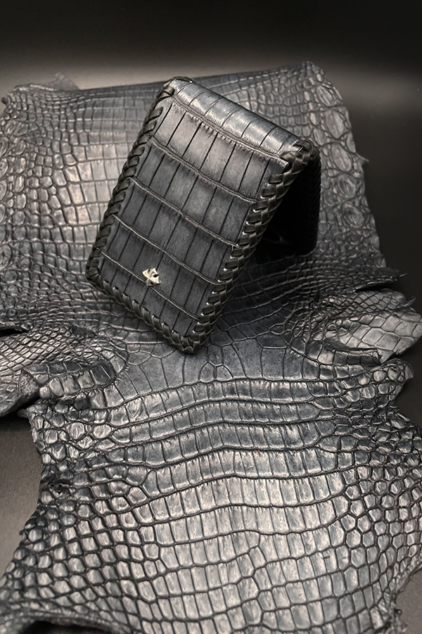 RizardHead's tweet photo. Shiny Crocodile Edition
グロッシーな艶が魅力のナイルクロコが���荷。ピーコックグリーンとストームグレイ、どちらも腑が細かく美しい表情。肚の一番良い部分は刃が入っておらずロングウォレットも制作可能。その艶、ぜひ感じてほしい🐊 https://t.co/R8VzGtVNfJ