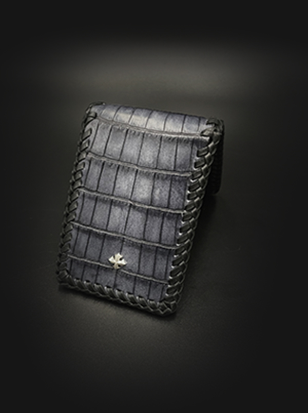 RizardHead's tweet photo. Shiny Crocodile Edition
グロッシーな艶が魅力のナイルクロコが���荷。ピーコックグリーンとストームグレイ、どちらも腑が細かく美しい表情。肚の一番良い部分は刃が入っておらずロングウォレットも制作可能。その艶、ぜひ感じてほしい🐊 https://t.co/R8VzGtVNfJ