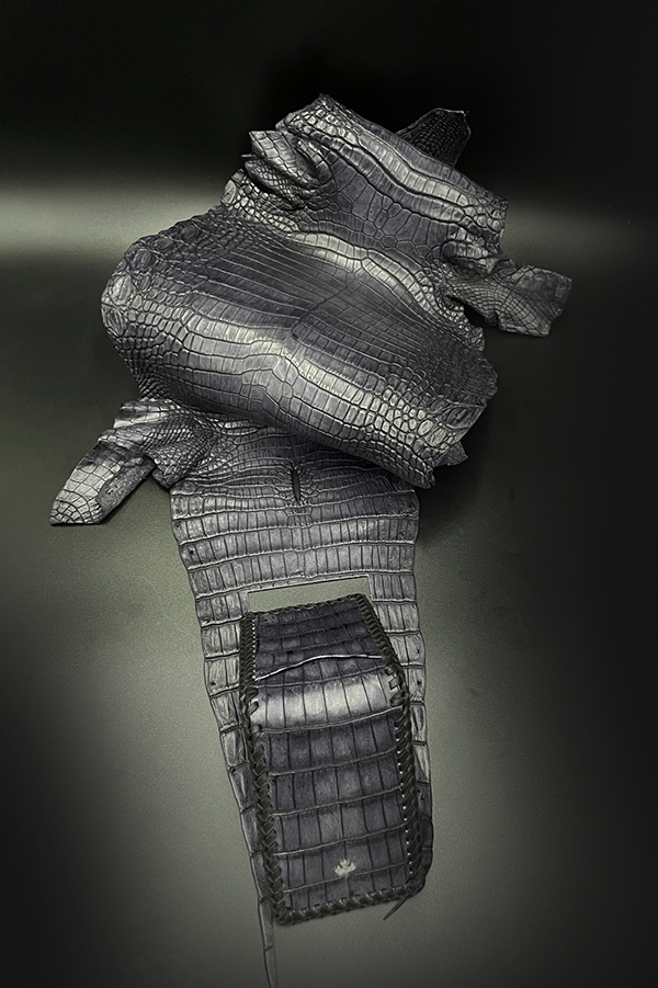 RizardHead's tweet photo. Shiny Crocodile Edition
グロッシーな艶が魅力のナイルクロコが���荷。ピーコックグリーンとストームグレイ、どちらも腑が細かく美しい表情。肚の一番良い部分は刃が入っておらずロングウォレットも制作可能。その艶、ぜひ感じてほしい🐊 https://t.co/R8VzGtVNfJ