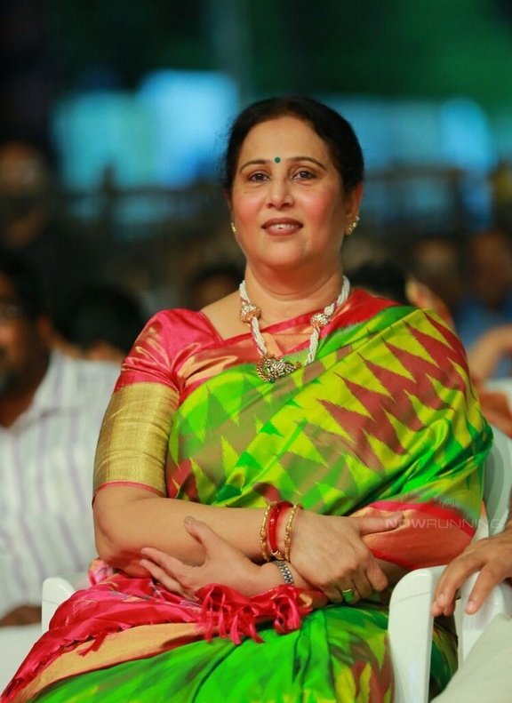 PrakazVijay_Of's tweet photo. நான் எங்க போனாலும் எல்லாரும் என்கிட்ட கேட்கிறது, சி.எம் ஆயிட்டாரு... உங்க பையன் 'விஜய்', சி.எம் ஆயிட்டாரு... அப்படின்னு தான் கேட்கிறார்கள், அதைக் கேட்கும் போது எனக்கு மிகவும் சந்தோஷமாக இருக்கிறது ! 😃🖤

~ நடிகை கீதா ( அழகிய தமிழ் மகன்) 

#JanaNayagan | @TVKVijayHQ https://t.co/oHRrmLkcGs