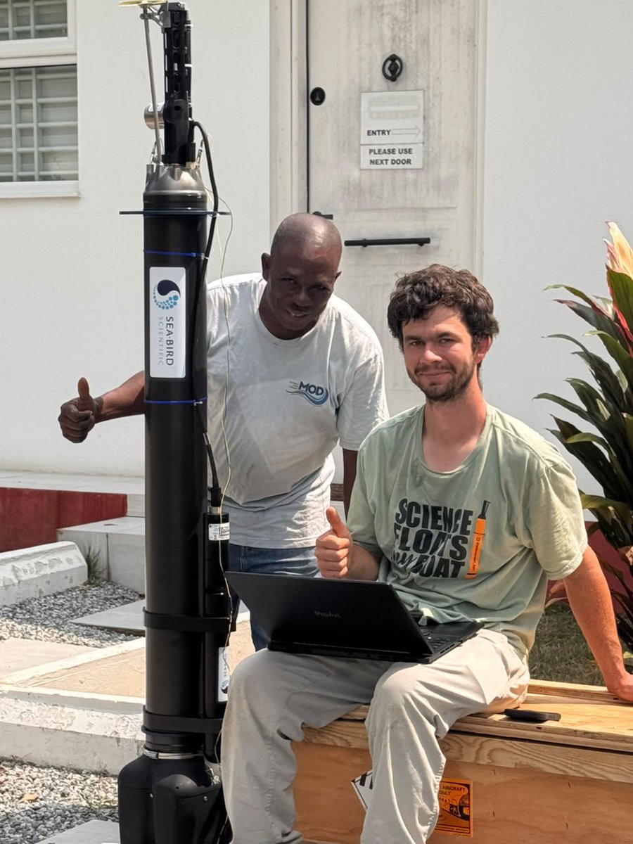 Omiproject_'s tweet photo. Meet our Argo float, which will soon be deployed off the coast of Ghana as part of our Summer Cruise.
This biogeochemical Argo float is equipped to collect information on temperature, salinity, depth, oxygen, pH, nitrogen-related nutrients and particles in the water.
#BGCArgo https://t.co/7RFrA2kZfh