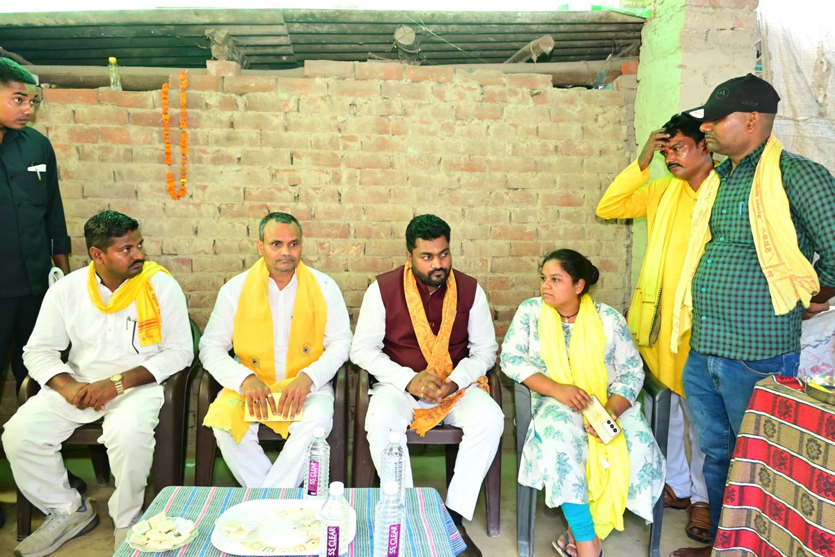 arvindrajbhar07's tweet photo. ग्राम दुलार गोसाई का पुरा, खालसा पहाड़पुर, विधानसभा कटेहरी, जनपद अम्बेडकरनगर में सुहेलदेव भारतीय समाज पार्टी महिला मंच की राष्ट्रीय उपाध्यक्ष सुश्री लक्ष्मी राजभर जी के आवास पर पहुंचकर शोकाकुल परिजनों से भेंट की एवं अपनी गहरी शोक संवेदनाएँ व्यक्त कीं। ईश्वर दिवंगत पुण्यात्मा को अपने श्रीचरणों में स्थान दें तथा शोक-संतप्त परिवार को इस दुःख को सहन करने की शक्ति प्रदान करें। ॐ शांति।
