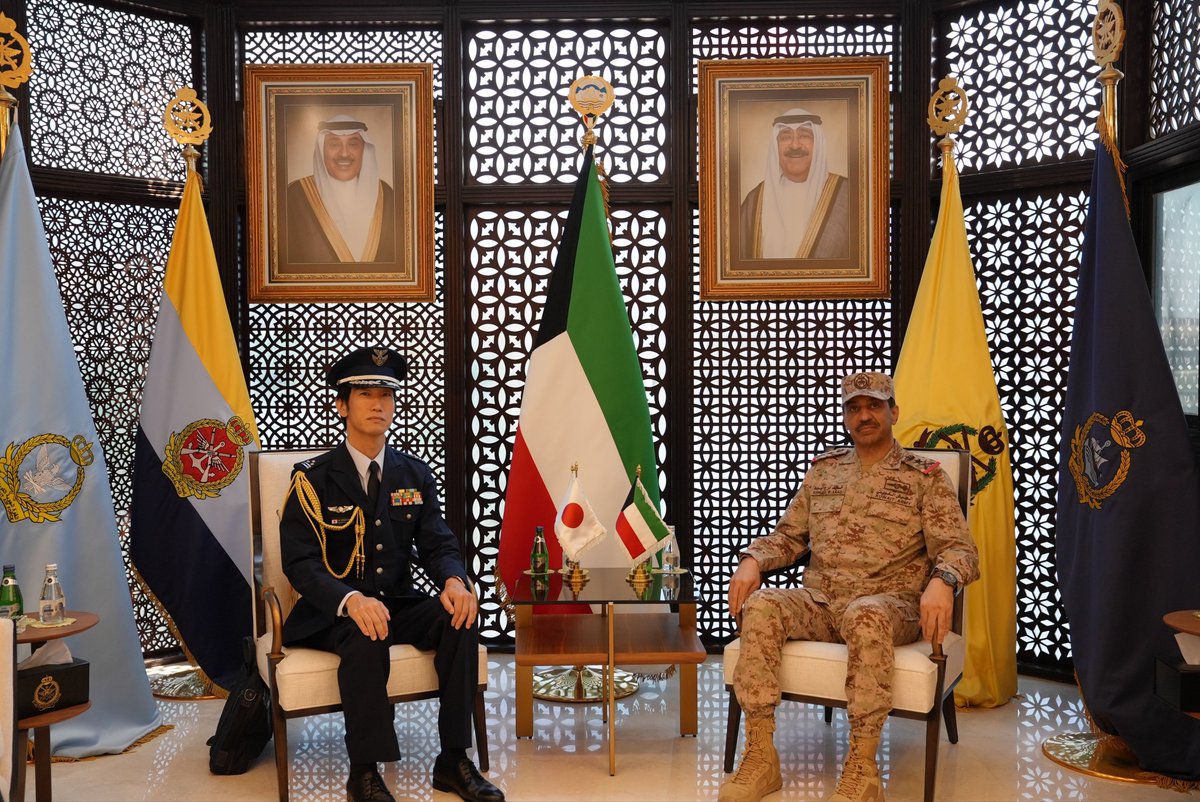 KuwaitArmyGHQ's tweet photo. سعادة #رئيس_الأركان يستقبل الملحق العسكري الياباني 
 
استقبل سعادة رئيس الأركان العامة للجيش الفريق الركن خالد درج سعد الشريعان، الملحق العسكري الياباني العقيد ريو تاتسواكوا.
 
وجرى خلال اللقاء استعراض العلاقات الثنائية بين البلدين الصديقين، وبحث عددٍ من المواضيع ذات الإهتمام المشترك، إلى جانب مناقشة أوجه التعاون العسكري وسبل تطويره بما يخدم المصالح المشتركة بين الجانبين.

#الجيش_الكويتي