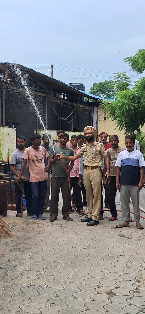 rampurfire's tweet photo. दिनांक 27.07.26 को श्रीमान सीएफओ महोदय रामपुर के आदेशानुसार जनपद रामपुर क्षेत्र में संचालित होटल/पेट्रोल पंप/बैंकट हाल आदि में प्रचार प्रसार करते हुए अग्निशमन यंत्रों को चलाने का प्रशिक्षण प्रदान किया गया एवम् आग से बचाव संबंधी दिशा निर्देश दिए गए। https://t.co/QvtptvSfVq