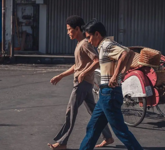 reftif_'s tweet photo. Sebelum Iqbal, ada Bio one yang juga mendalami perannya sebagai Gepeng di film Srimulat. 

Untuk mendalami perannya dan agar terlihat semirip mungkin dengan Alm. Gepeng, Bio rela tidak makan tiga hari demi membentuk tubuhnya biar kurus, berjemur biar kulitnya sama dengan Almarhum, hingga sering jalan nyeker di sekitar Solo (karena tempat shooting) demi mendalami peran.

Dia juga sempat dituduh oleh beberapa netizen narkoba, karena perubahan ekstrim pada tubuhnya.

Yang bikin haru adalah, usahanya untuk membuat mirip dengan alm. Gepeng membuat istri almarhum menangis terharu sekaligus bangga, rispek!