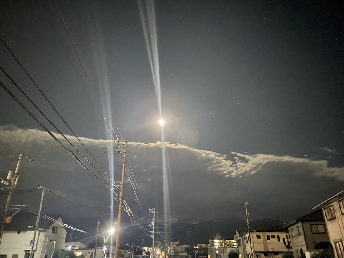 sakaetyou's tweet photo. 何か不気味に感じた
月と雲
明日が満月

#月
#雲 https://t.co/inU3yXl3Xz
