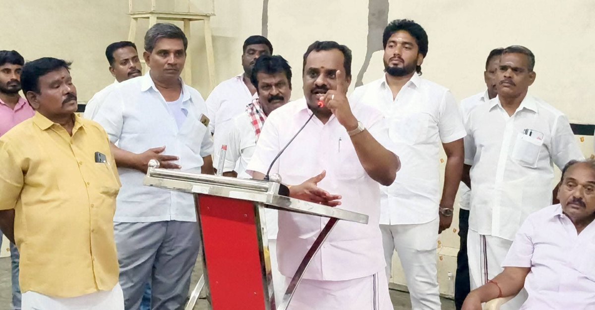 KarurKamalOffl's tweet photo. கரூர் மாநகர மத்திய தெற்கு பகுதி கழக நிர்வாகிகள் ஆலோசனைக் கூட்டம்

மாண்புமிகு கழக பொதுசெயலாளர் அண்ணன் திரு @EPSTamilNadu  அவர்களின் உத்தரவுக்கிணங்க, கரூர் மாநகர மத்திய தெற்கு பகுதி கழக செயலாளர் வழக்கறிஞர் திரு.#மதன் அவர்களின் தலைமையில் நடைபெற்ற, கரூர் மாநகர மத்திய தெற்கு பகுதி கழக நிர்வாகிகளுக்கான ஆலோசனைக் கூட்டத்தில் கலந்துகொண்டு கழக வளர்ச்சிப் பணிகள் குறித்தும் நடைபெற உள்ள கரூர் சட்டமன்ற இடைத்தேர்தல் பணிகள் குறித்தும் பல்வேறு ஆலோசனைகளை வழங்கி சிறப்புரையாற்றினேன்..

இந்நிகழ்ச்சியில், மாவட்ட, பகுதி கழக, வட்டக் கழக நிர்வாகிகள் மற்றும் சார்பு அணி நிர்வாகிகள் மற்றும் கழக உறுப்பினர்கள் கலந்துகொண்டனர்.

#ADMK_ERD #KARUR_ADMK_IT_WING