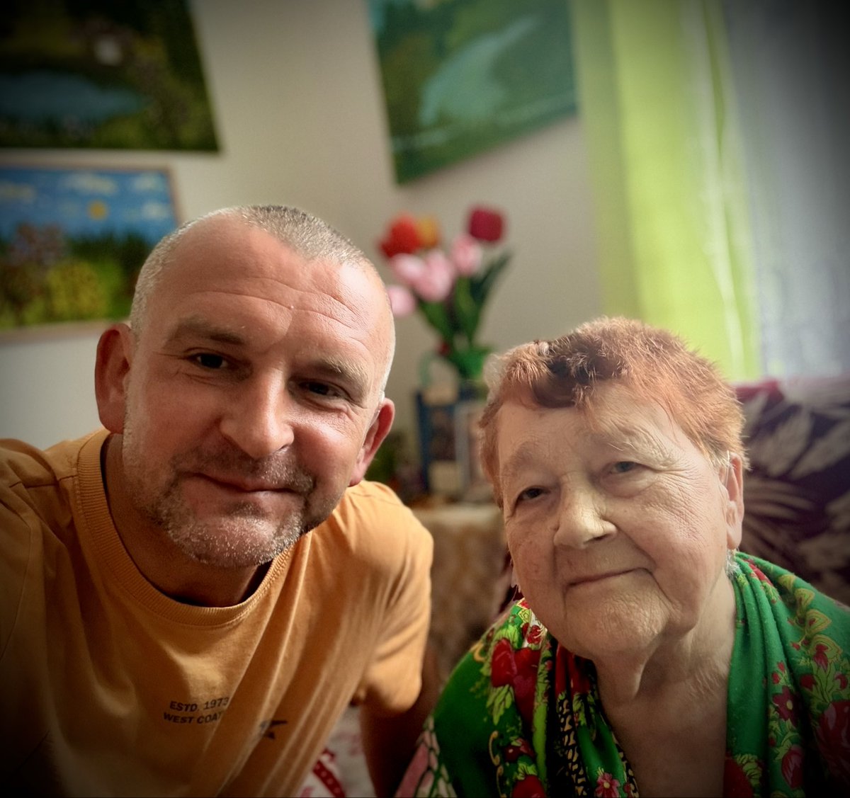 Summerholt1978's tweet photo. Nie wiem, jak mam Was o to poprosić.

Proszę o RT, udostępnienia i wpłaty. Błagam. 🙏

📣 Możecie mnie wesprzeć tutaj:
🔗 https://t.co/phAhMhkxDh 👈

Przez długi czas próbowałem radzić sobie sam. Wmawiałem sobie, że jeszcze dam radę, że jakoś przejdę przez to, co mnie czeka. Dziś muszę jednak odłożyć dumę na bok i powiedzieć Wam wprost że sam nie dam rady. 💔

Kiedy patrzę dziś na swoje życie, myślę o tym, jak wiele może zmienić jeden moment.

Miałem zaledwie trzynaście miesięcy, kiedy zamiast bezpiecznie poznawać świat, trafiłem do szpitala z rozległym oparzeniem III stopnia. Lekarze walczyli o moje życie. Reanimacja, choroba oparzeniowa, liczne operacje, osiem prób przeszczepów skóry, głębokie rany, martwica tkanek i blizny, które miały pozostać ze mną już na zawsze.

Tym dzieckiem byłem ja.

Przeżyłem, ale skutki tamtej tragedii nigdy się nie skończyły.

Mam dziś 47 lat i niemal przez całe życie zmagam się z rozległymi, twardymi bliznami, przykurczami, przewlekłym bólem neuropatycznym, przeczulicą i allodynią. W następstwie leczenia doznałem również bardzo głębokiego obustronnego niedosłuchu.

Najtrudniejsze są jednak ciężkie zaburzenia termoregulacji. Dla większości ludzi chłód, wiatr, przeciąg, wilgoć czy klimatyzacja oznaczają jedynie chwilowy dyskomfort. Dla mnie mogą oznaczać gwałtowne wychłodzenie organizmu, silne dreszcze, ból, osłabienie, a nawet hipotermię.

Trudno opisać życie, w którym zwykły przeciąg może stać się zagrożeniem, a ciepłe mieszkanie nie jest luksusem, lecz podstawowym warunkiem bezpieczeństwa.

Mimo wszystkich ograniczeń ukończyłem szkołę, próbowałem pracować i przez lata robiłem wszystko, aby żyć samodzielnie. Nigdy nie brakowało mi determinacji ani chęci do walki. Mój organizm wyznaczył jednak granice, których nie da się pokonać samą siłą woli.

31 marca 2026 roku, po latach walki, Sąd Okręgowy we Wrocławiu uznał mnie za osobę całkowicie niezdolną do pracy i przyznał mi rentę socjalną na stałe.

Przez chwilę uwierzyłem, że wreszcie będę mógł żyć spokojniej, skupić się na leczeniu, rehabilitacji i opiece nad moją 92-letnią babcią.

ZUS złożył jednak apelację.

Postępowanie apelacyjne może potrwać nawet około dwóch lat, a do czasu prawomocnego zakończenia sprawy nie otrzymuję renty przyznanej przez sąd. Dziś utrzymuję się jedynie z bardzo niskiego świadczenia z MOPS i w jednym czasie muszę walczyć o zdrowie, przetrwanie oraz sprawiedliwość.

Dlatego potrzebuję Waszej pomocy.

Kilka złotych od jednej osoby może wydawać się niewielką kwotą, ale kiedy pomoże kilkaset albo kilka tysięcy osób, małe wpłaty mogą stworzyć realne bezpieczeństwo i sprawić, że wydarzy się coś, co jeszcze chwilę wcześniej wydawało się niemożliwe.

Zebrane środki przeznaczę na utrzymanie mieszkania, żywność, leki, rehabilitację, pielęgnację blizn, prywatne konsultacje, badania diagnostyczne, dojazdy oraz opinie medyczne potrzebne w trwających postępowaniach sądowych.

Jeżeli możecie, wesprzyjcie moją zbiórkę dowolną kwotą. Nawet niewielka, ale regularna pomoc daje mi realne poczucie bezpieczeństwa.

Jeżeli nie możecie wpłacić choćby złotówki, proszę, podajcie ten post dalej. Bardzo mi zależy, aby moja historia dotarła do jak największej liczby osób.

Nie proszę o luksus ani o współczucie. Proszę o szansę, abym mógł bezpiecznie przejść przez ten trudny okres i nie musiał przestać walczyć tylko dlatego, że moje życie nie może czekać na prawomocny wyrok.

Z całego serca dziękuję za każdą złotówkę, każde podanie dalej, każdy komentarz i każde dobre słowo. Dziękuję, że pokazujecie mi, jak wielką siłę ma zwykła ludzka dobroć. ❤️‍🩹

Tomasz Lenkiewicz
Wasz Wojownik z Bliznami