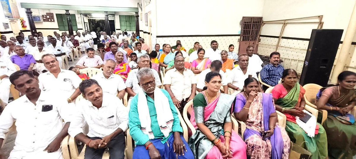KarurKamalOffl's tweet photo. கரூர் மாநகர மத்திய தெற்கு பகுதி கழக நிர்வாகிகள் ஆலோசனைக் கூட்டம்

மாண்புமிகு கழக பொதுசெயலாளர் அண்ணன் திரு @EPSTamilNadu  அவர்களின் உத்தரவுக்கிணங்க, கரூர் மாநகர மத்திய தெற்கு பகுதி கழக செயலாளர் வழக்கறிஞர் திரு.#மதன் அவர்களின் தலைமையில் நடைபெற்ற, கரூர் மாநகர மத்திய தெற்கு பகுதி கழக நிர்வாகிகளுக்கான ஆலோசனைக் கூட்டத்தில் கலந்துகொண்டு கழக வளர்ச்சிப் பணிகள் குறித்தும் நடைபெற உள்ள கரூர் சட்டமன்ற இடைத்தேர்தல் பணிகள் குறித்தும் பல்வேறு ஆலோசனைகளை வழங்கி சிறப்புரையாற்றினேன்..

இந்நிகழ்ச்சியில், மாவட்ட, பகுதி கழக, வட்டக் கழக நிர்வாகிகள் மற்றும் சார்பு அணி நிர்வாகிகள் மற்றும் கழக உறுப்பினர்கள் கலந்துகொண்டனர்.

#ADMK_ERD #KARUR_ADMK_IT_WING