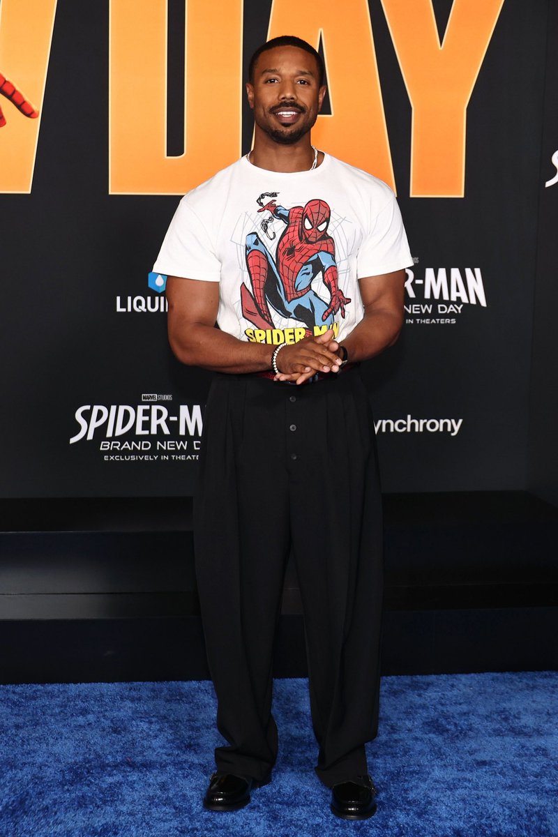 yvesmock's tweet photo. camisa de super herói é algo tão atemporal, muito usada pelos fãs por conta do significado que tem. a moda não é apenas sobre glamour, nunca foi! ⭐️ https://t.co/UYT9QGQbym