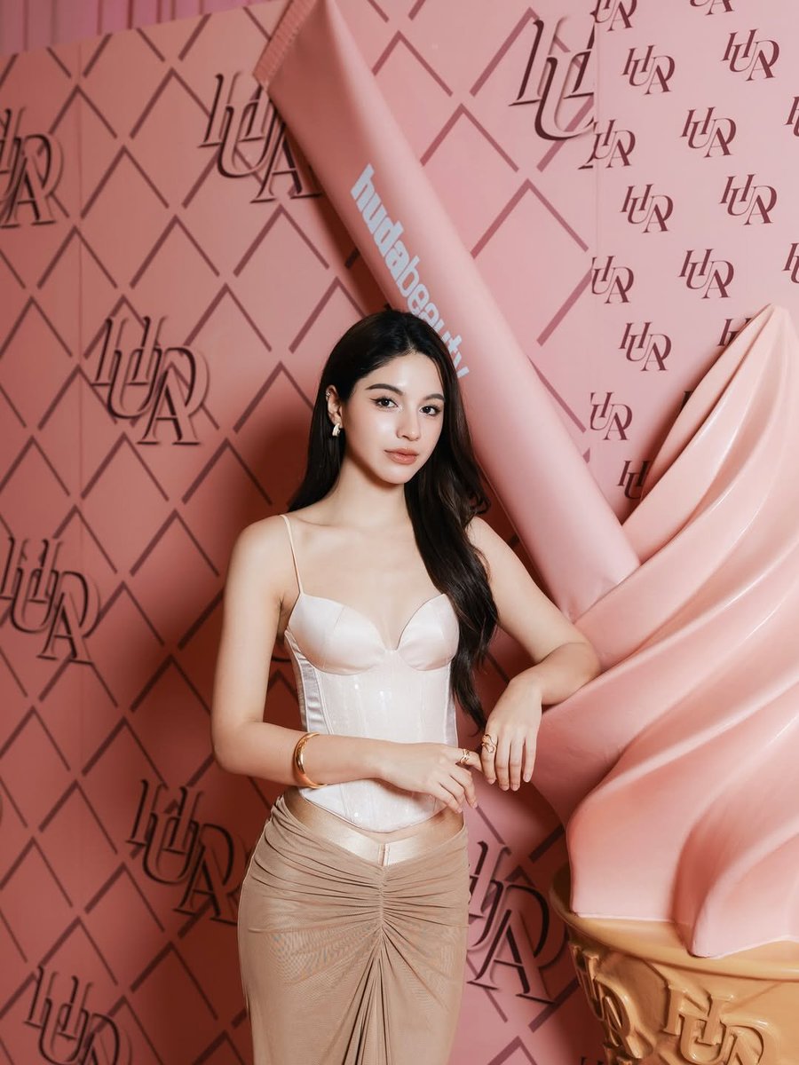 shellyofcth's tweet photo. Meet the new obession @.hudabeauty
Shelly IG posted
Please like comment share
https://t.co/bYABnrSHom
#shellybenda #shellyphetsai https://t.co/QEAkCk0PNS