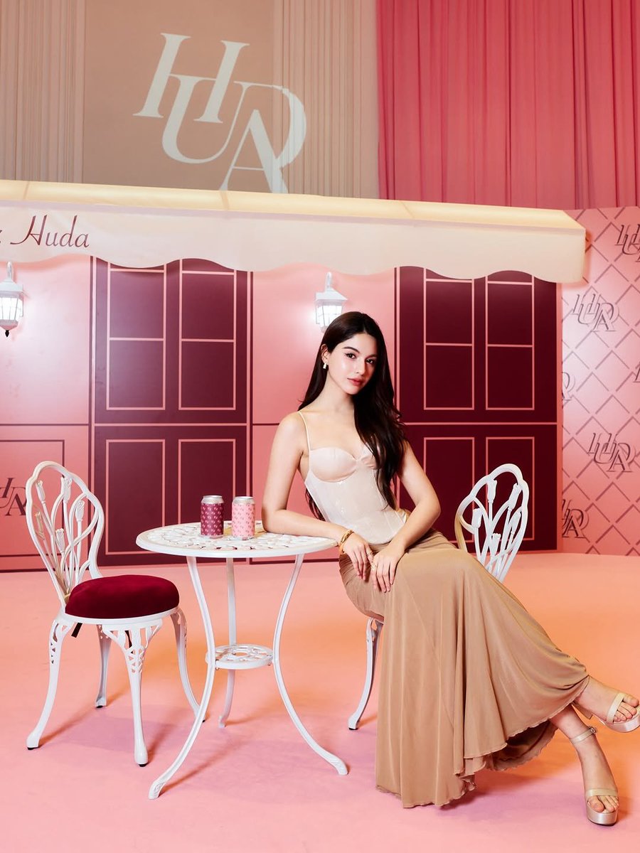 shellyofcth's tweet photo. Meet the new obession @.hudabeauty
Shelly IG posted
Please like comment share
https://t.co/bYABnrSHom
#shellybenda #shellyphetsai https://t.co/QEAkCk0PNS