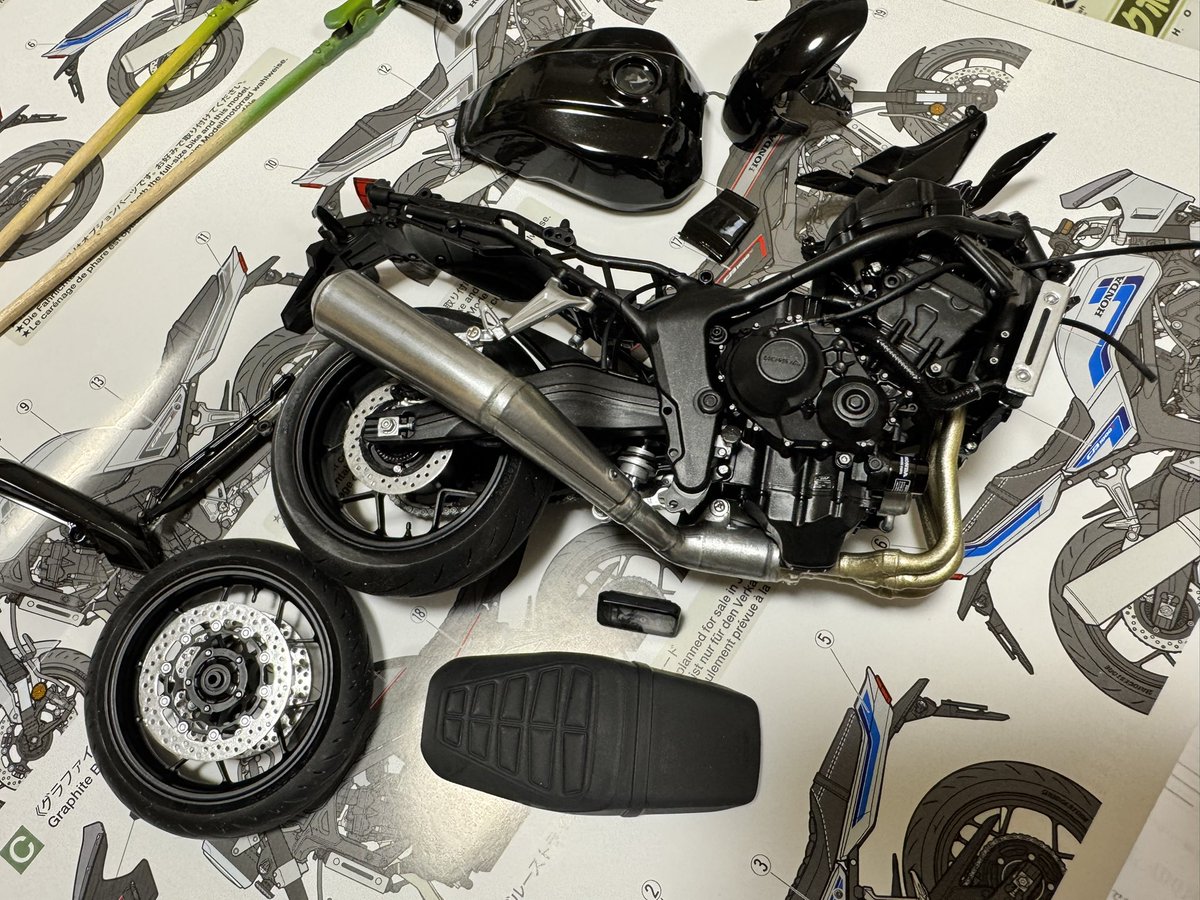 shimadamn666's tweet photo. タミヤ CB1000F
3日目〜

バイクの形になってきましたな。

マフラーは乾燥後に磨くと光沢が出るメタリック塗料を使いましたが結構金属っぽさが出た気がしますねー。

あとテールレンズが2段階のクリアパーツになっていて感動した。
タミヤへのリスペクトが止まらねえキットですぜ....🙏 https://t.co/XZDTXPG5tK