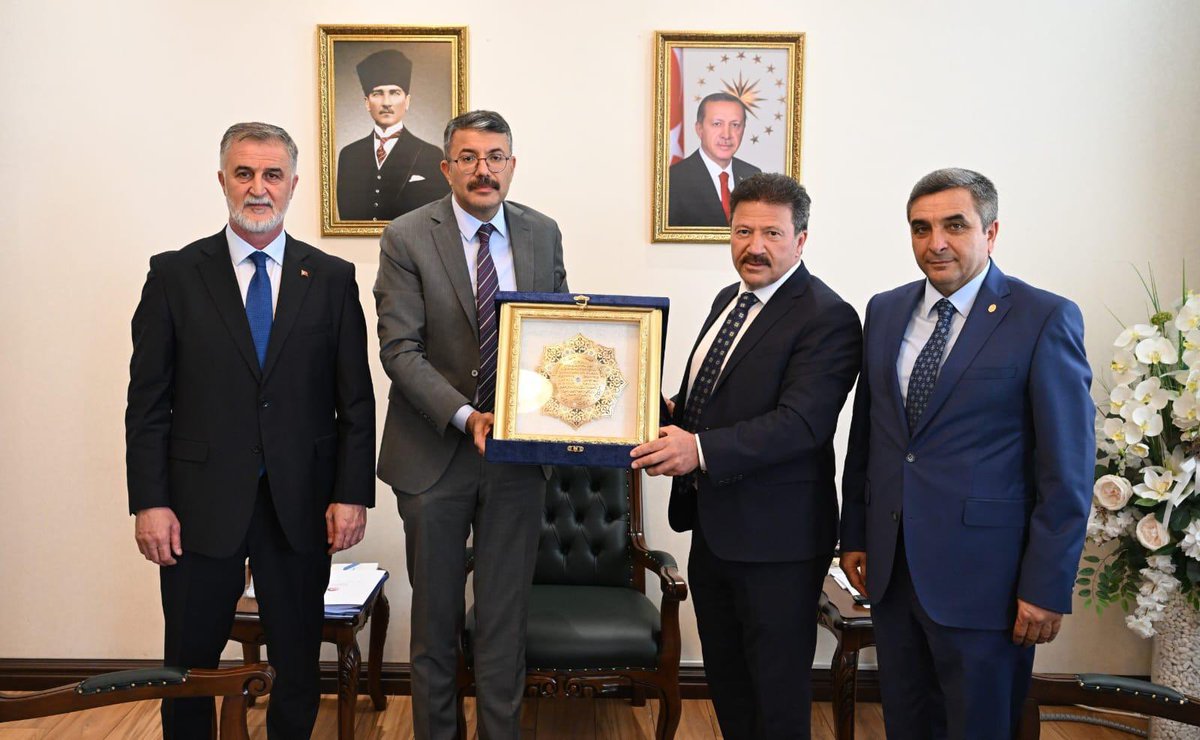 MehmetYiginer's tweet photo. İçişleri Bakan Yardımcımız Sayın Ali Çelik’i, TŞOF Genel Başkan Vekillerimiz Latif Altın ve Ercan Soydaş ile birlikte ziyaret ettik.

Görüşmemizde, ulaşım esnafımızın İçişleri Bakanlığının uhdesinde bulunan talep ve beklentilerini Sayın Ali Çelik ile paylaşarak, söz konusu hususlara ilişkin çözüm önerileri ve atılabilecek adımlar üzerine değerlendirmelerde bulunduk.

Nazik kabulleri, yakın ilgileri, misafirperverlikleri ve taleplerimize olan olumlu yaklaşımlarından dolayı İçişleri Bakan Yardımcımız Sayın Ali Çelik’e teşekkürlerimizi sunuyoruz.