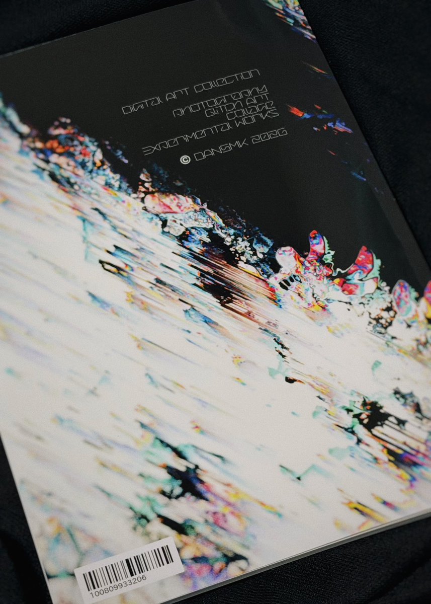m0nak4's tweet photo. ［📚お知らせ📚］
つくりました！

DAN5MK Art Collection

もなかちゃん（@D4n5mK ）のアカウントにて投稿した2020年〜26年の作品の中から39作品を選びました。
実物の本で見ると…すごい！

販売元: #しまうまマルシェ
https://t.co/GM7Ih1qIFv https://t.co/0tmXbRuJwy