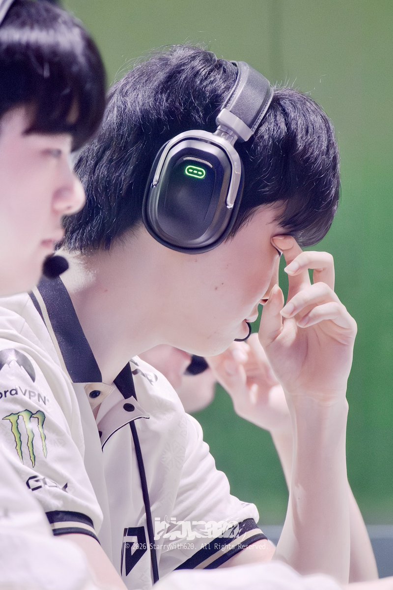 StarryWith620's tweet photo. 260719 EWC
𝔖𝔲𝔪𝔪𝔢𝔯𝔱𝔦𝔪𝔢 𝔖𝔞𝔡𝔫𝔢𝔰𝔰.

#CHOVY #쵸비 https://t.co/m8tnPhV7hL