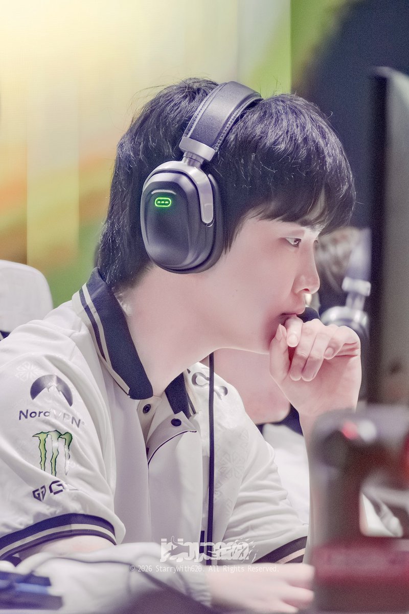 StarryWith620's tweet photo. 260719 EWC
𝔖𝔲𝔪𝔪𝔢𝔯𝔱𝔦𝔪𝔢 𝔖𝔞𝔡𝔫𝔢𝔰𝔰.

#CHOVY #쵸비 https://t.co/m8tnPhV7hL